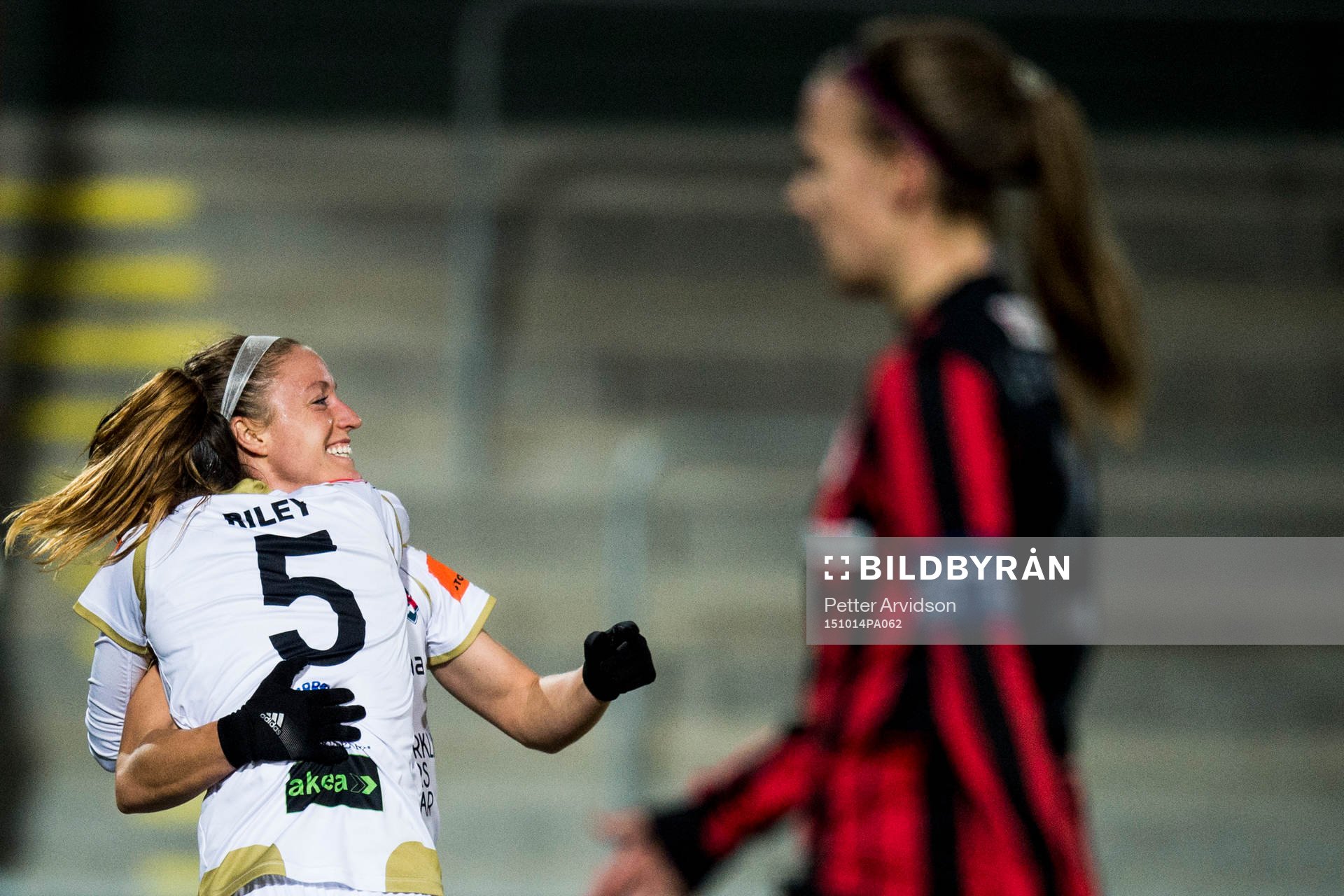 Rosengårds Josee Belanger och Alexandra Riley jublar