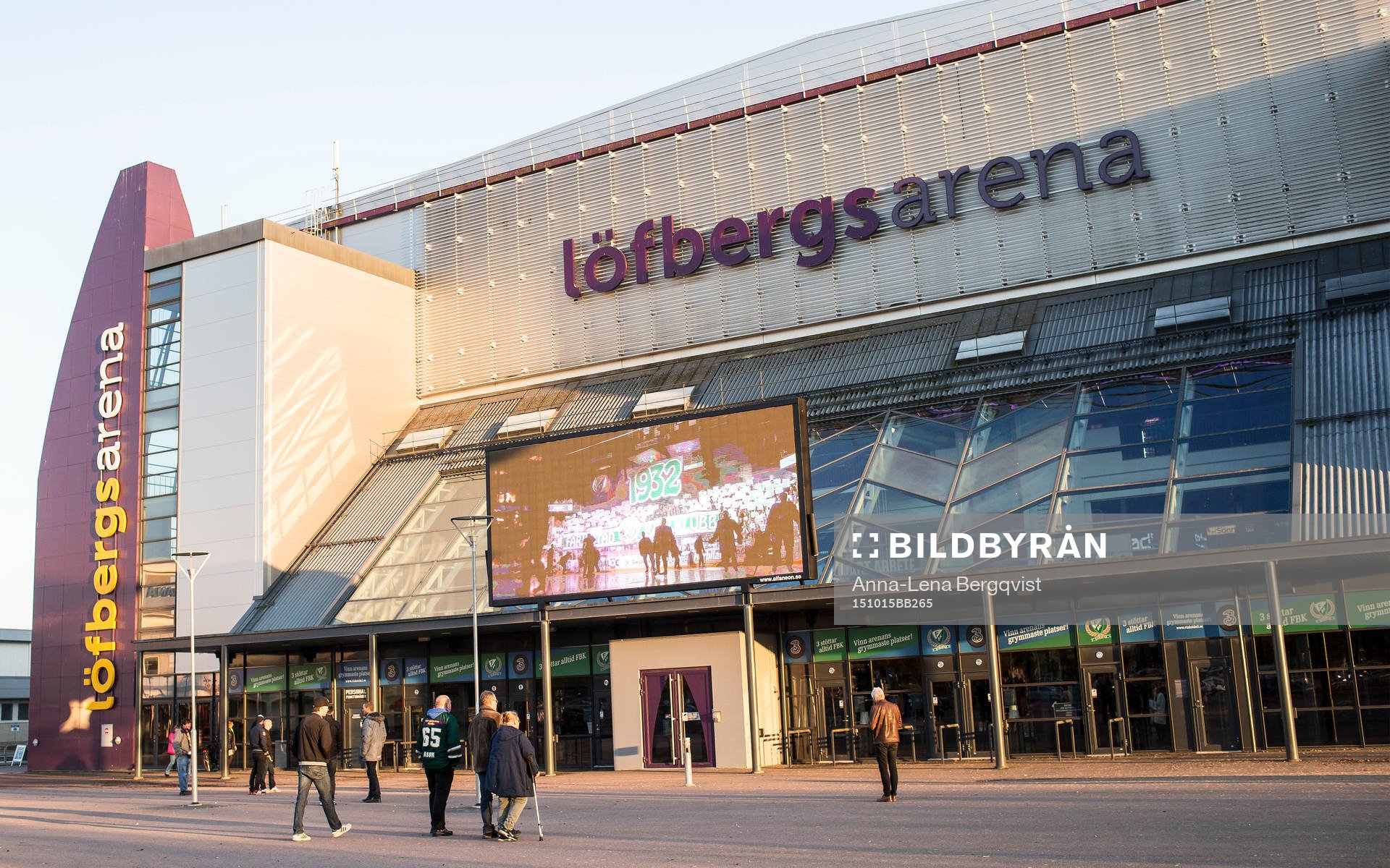 En exteriör bild över Löfbergs Arena