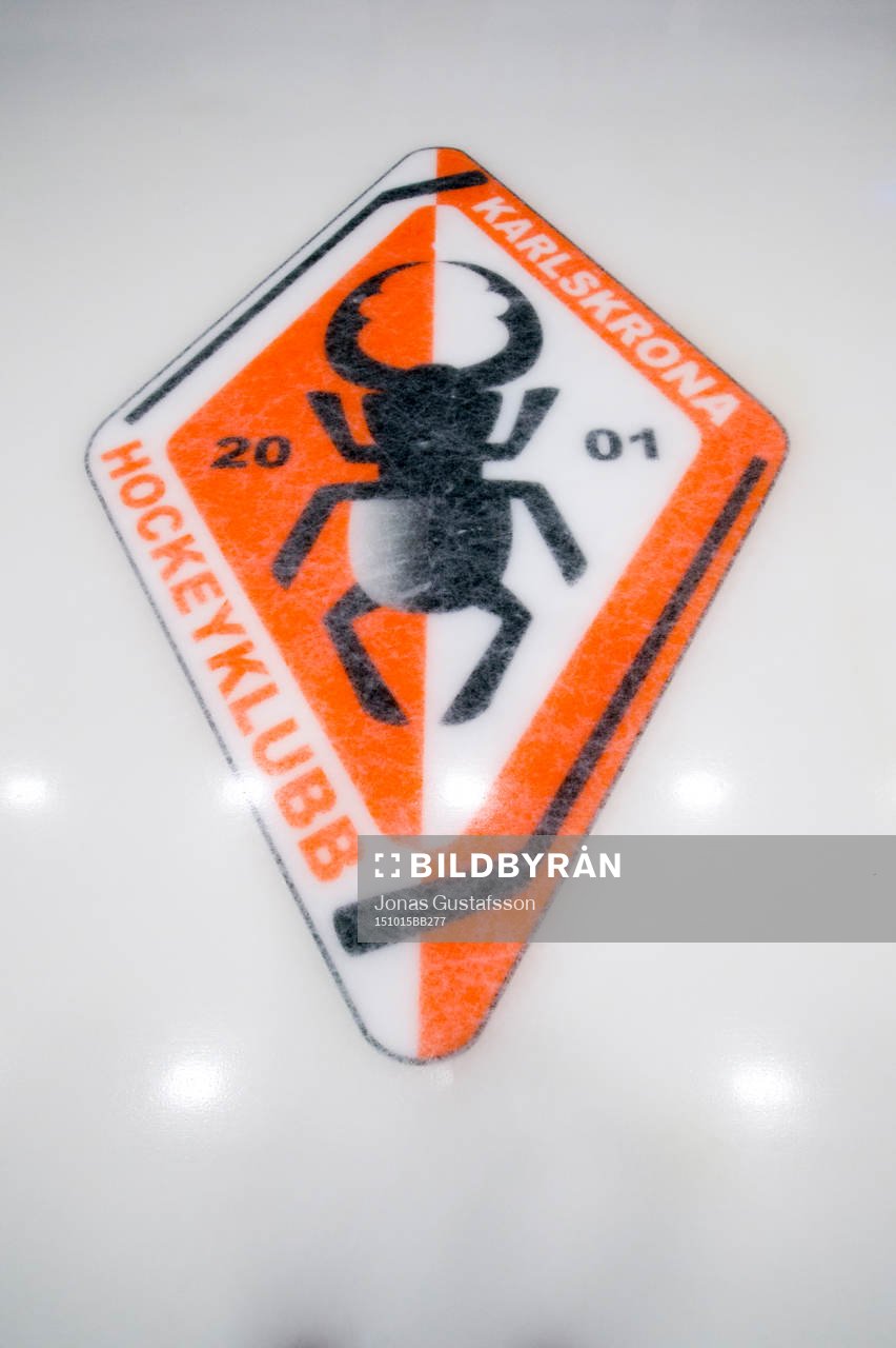 Karlskronas klubbmärke på isen