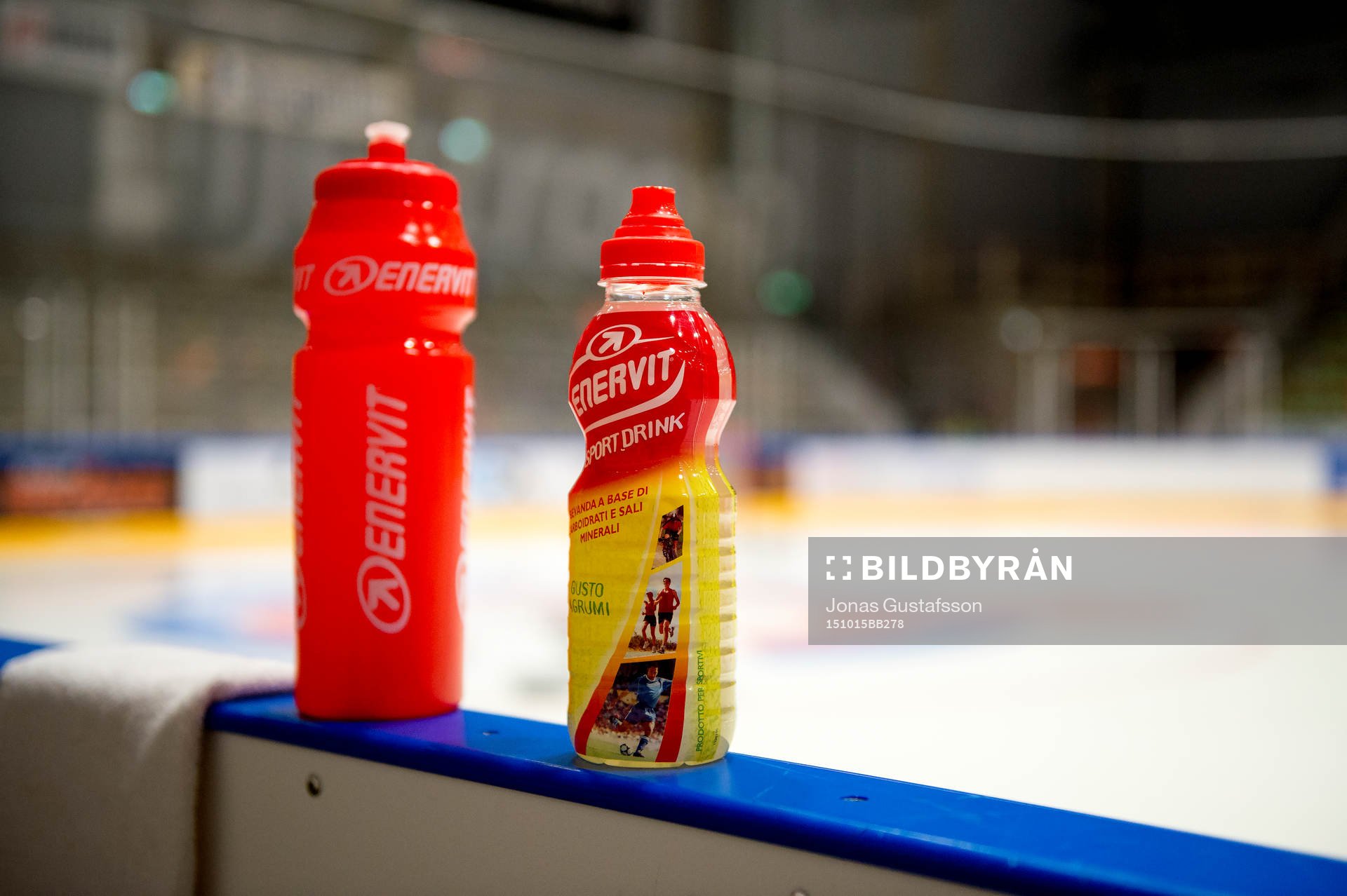 Sportdryck på en sargkant