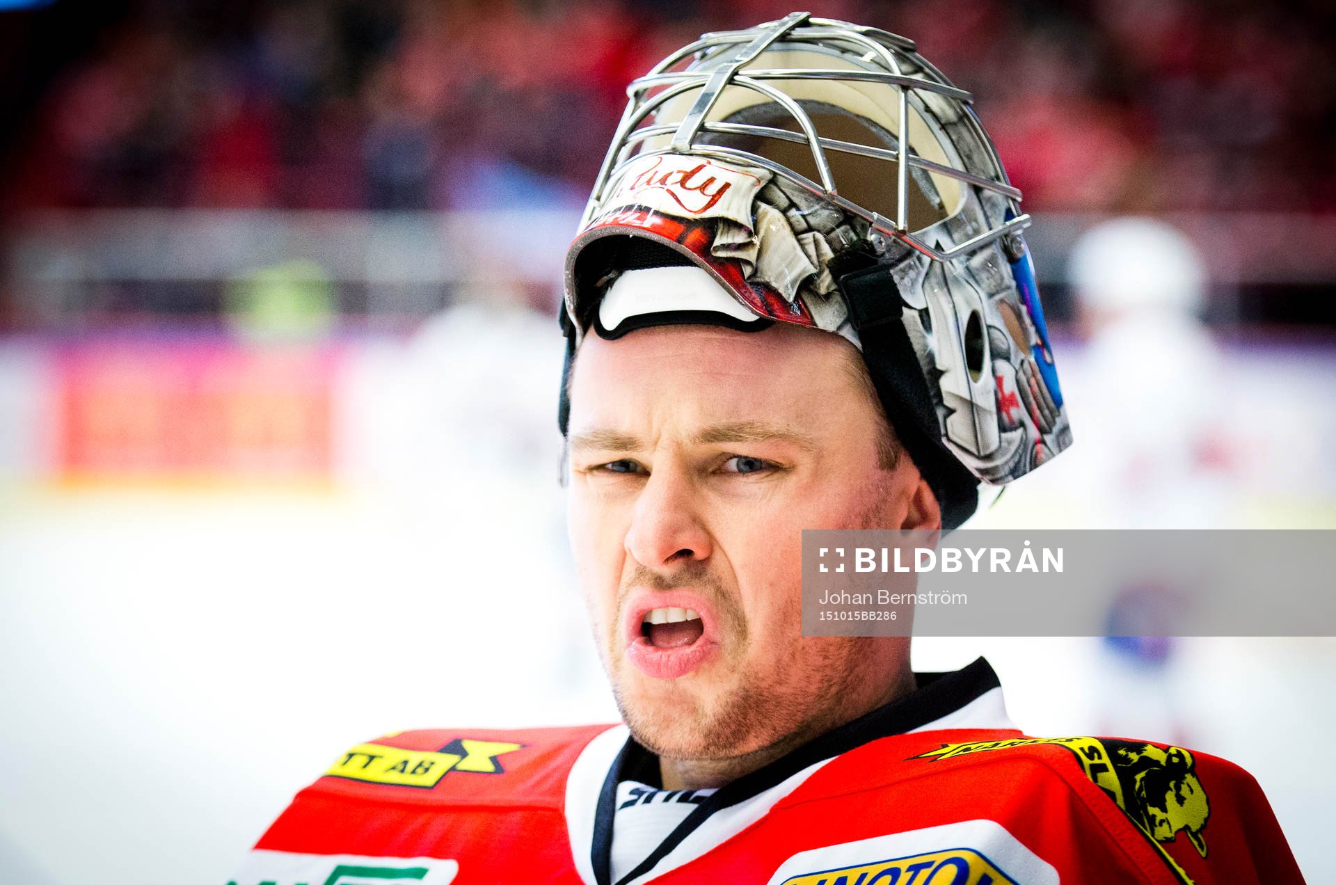 Örebros målvakt Julius Hudacek gör en grimage