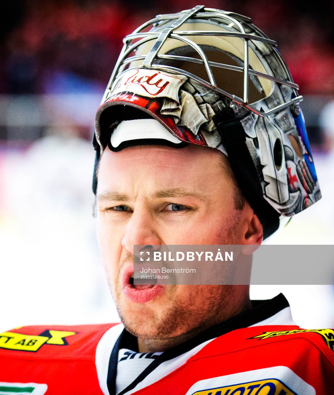 Örebros målvakt Julius Hudacek gör en grimage
