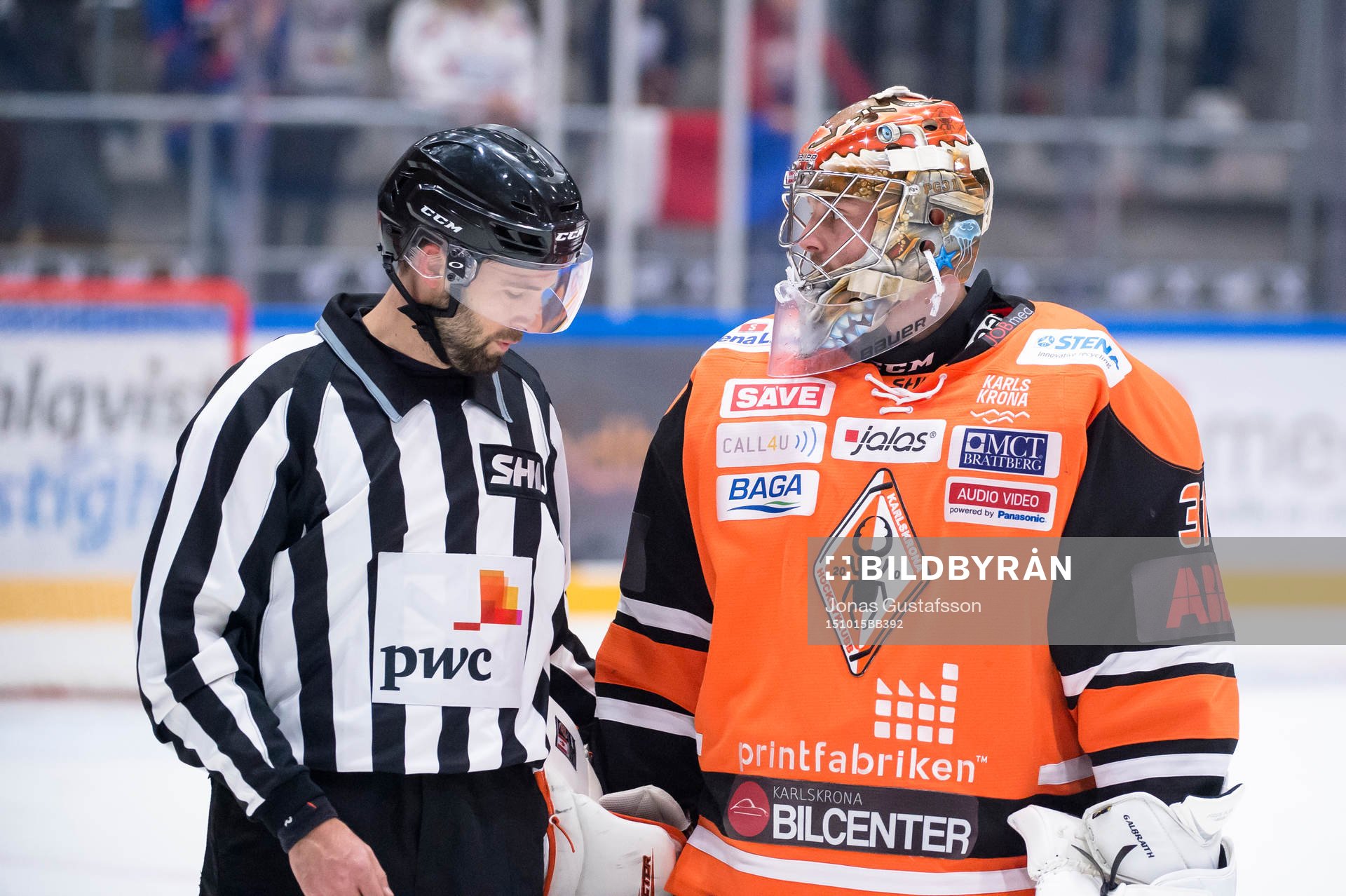 Karlskronas målvakt Patrick Galbraith pratar med en domare