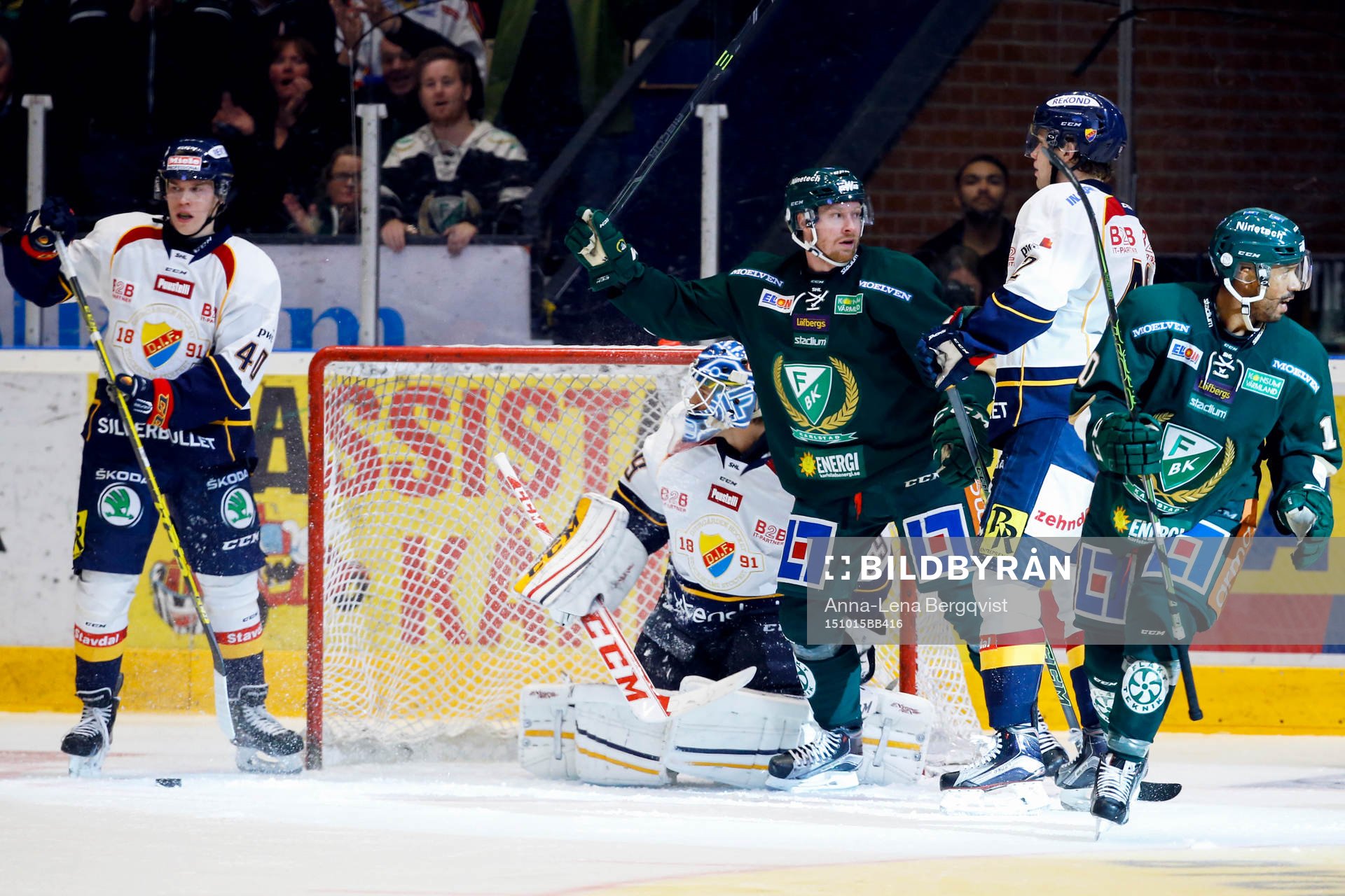 Färjestads Robbie Earl firar kvitteringen till 2-2