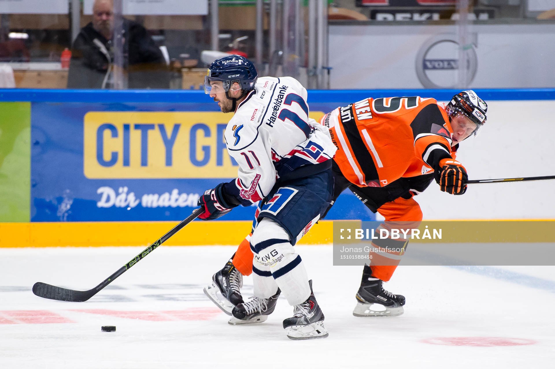 Linköpings Garret Roe och Karlskronas Toni Kähkönen