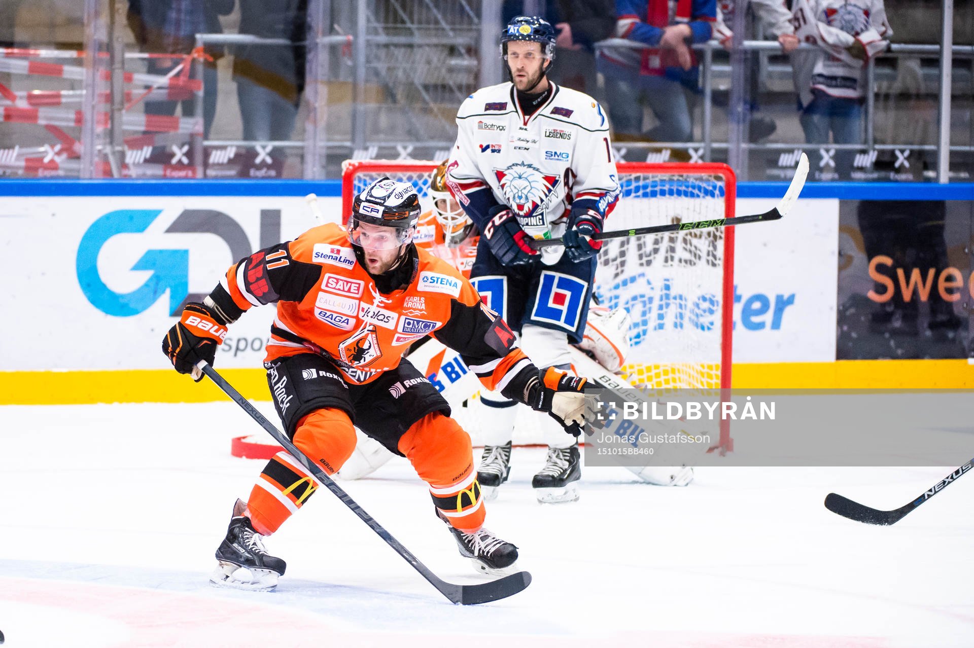 Karlskronas Victor Löfstedt  täcker ett skott