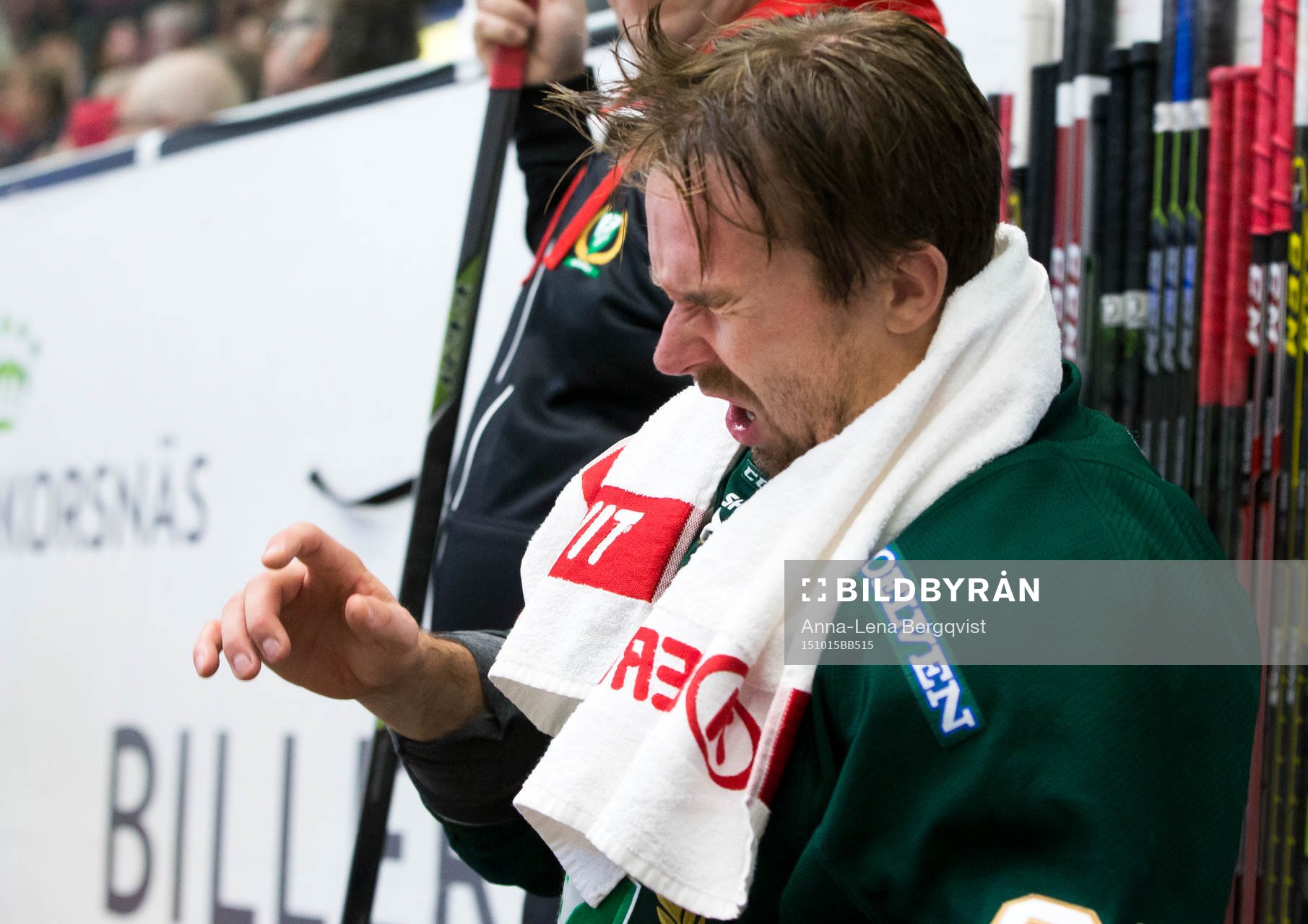 Färjestads Tomas Skogs har ont och lämnar senare isen