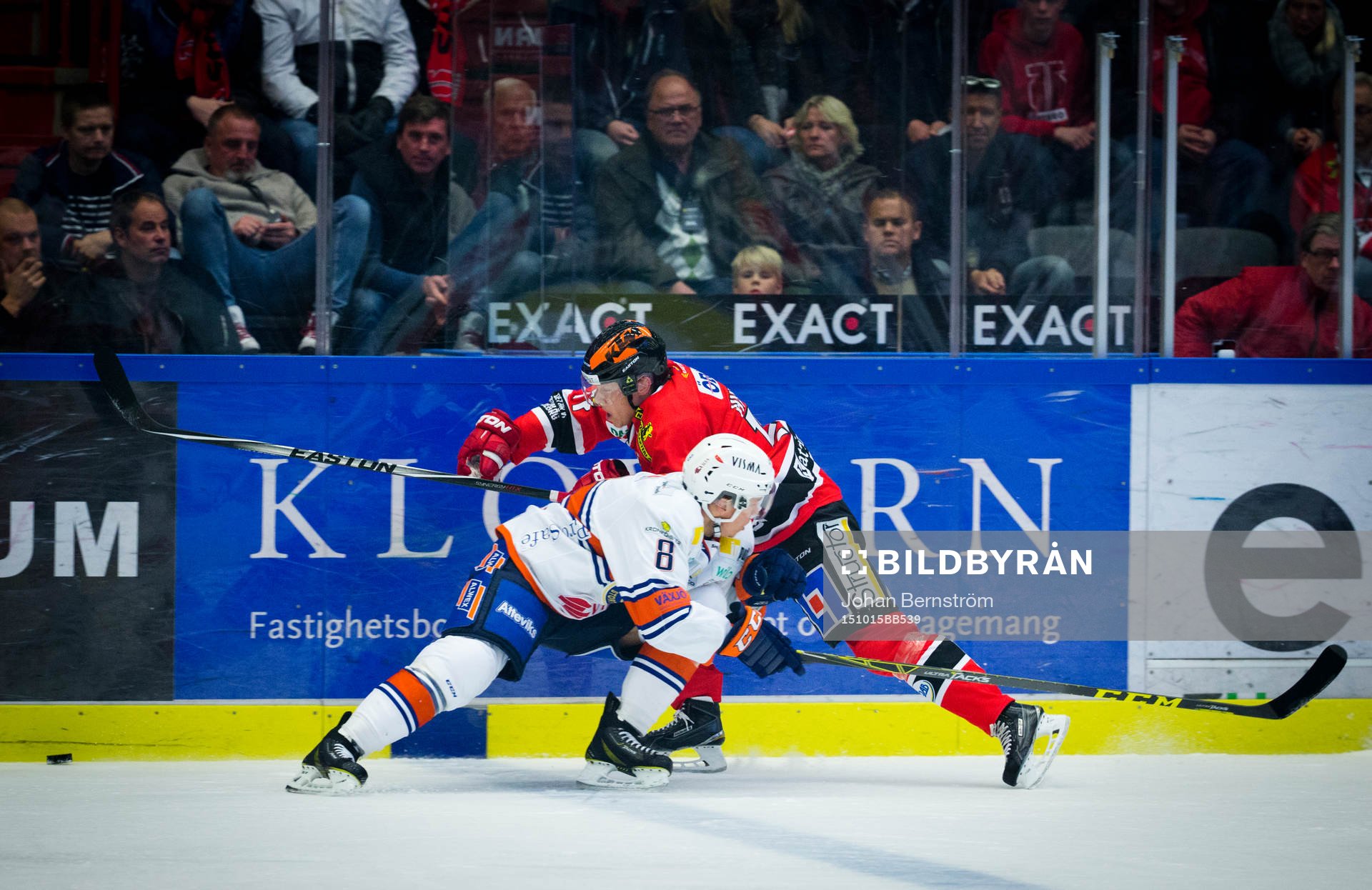 Växjös Ville Varakas tacklar Örebros Daniel Viksten