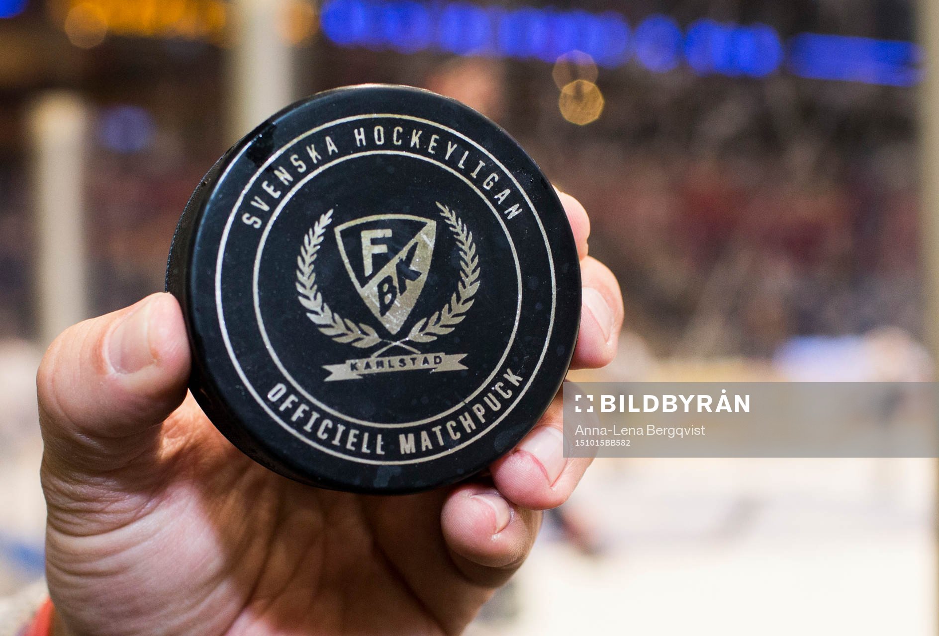 En generell bild av en matchpuck med text Svenska