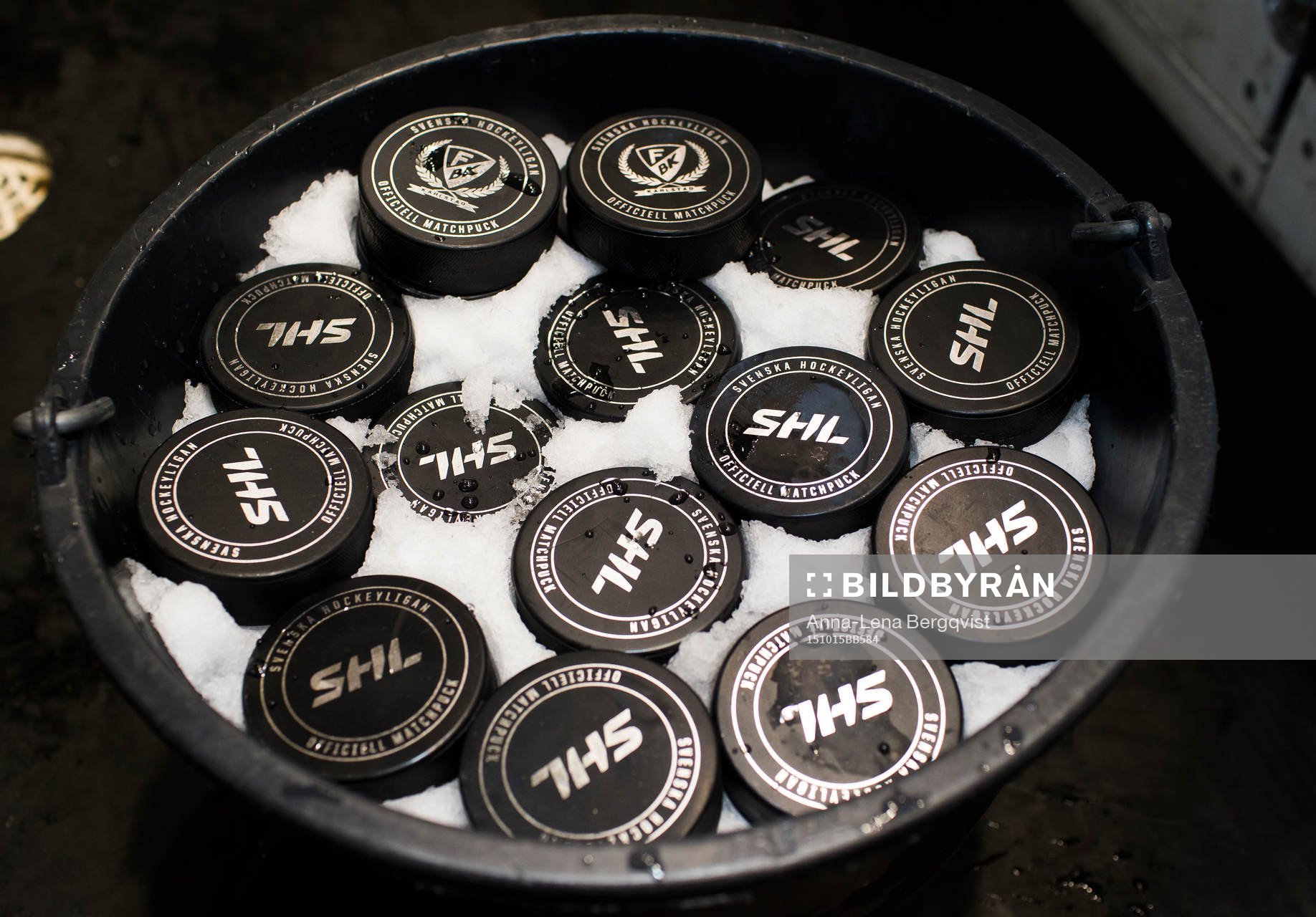 En generell bild av matchpuckar som ligger på kylning