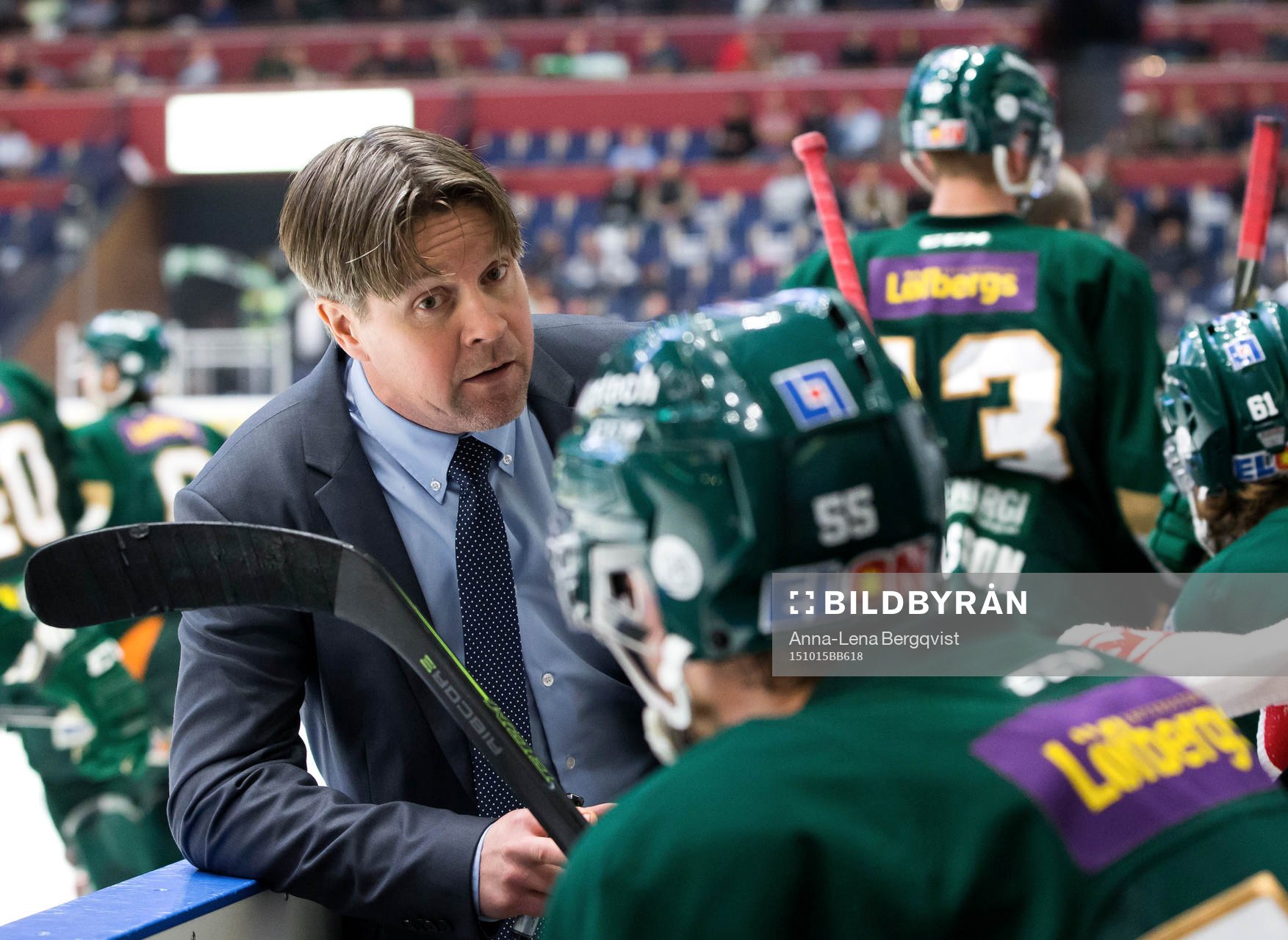 Färjestads ass.tränare Anders Karlsson coachar i båset