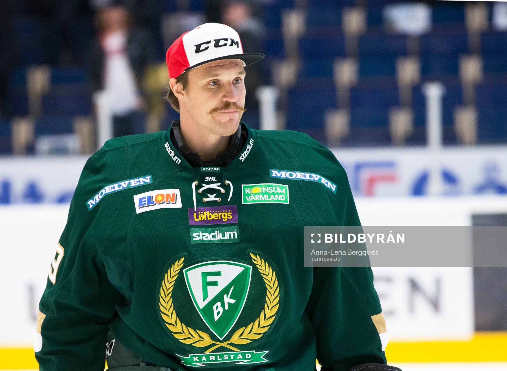 Färjestads målvakt Justin Pogge med keps på huvudet