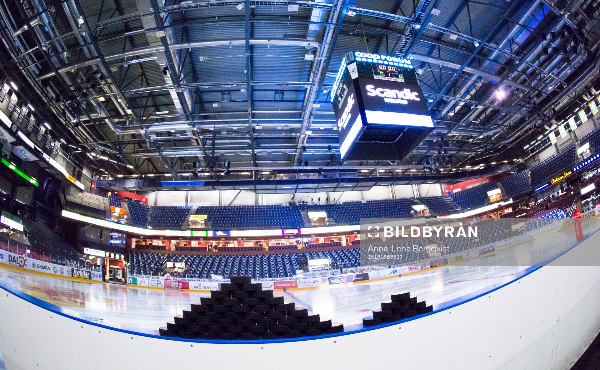 Matchpuckar med interiör av Löfbergs arena i bakgrunden