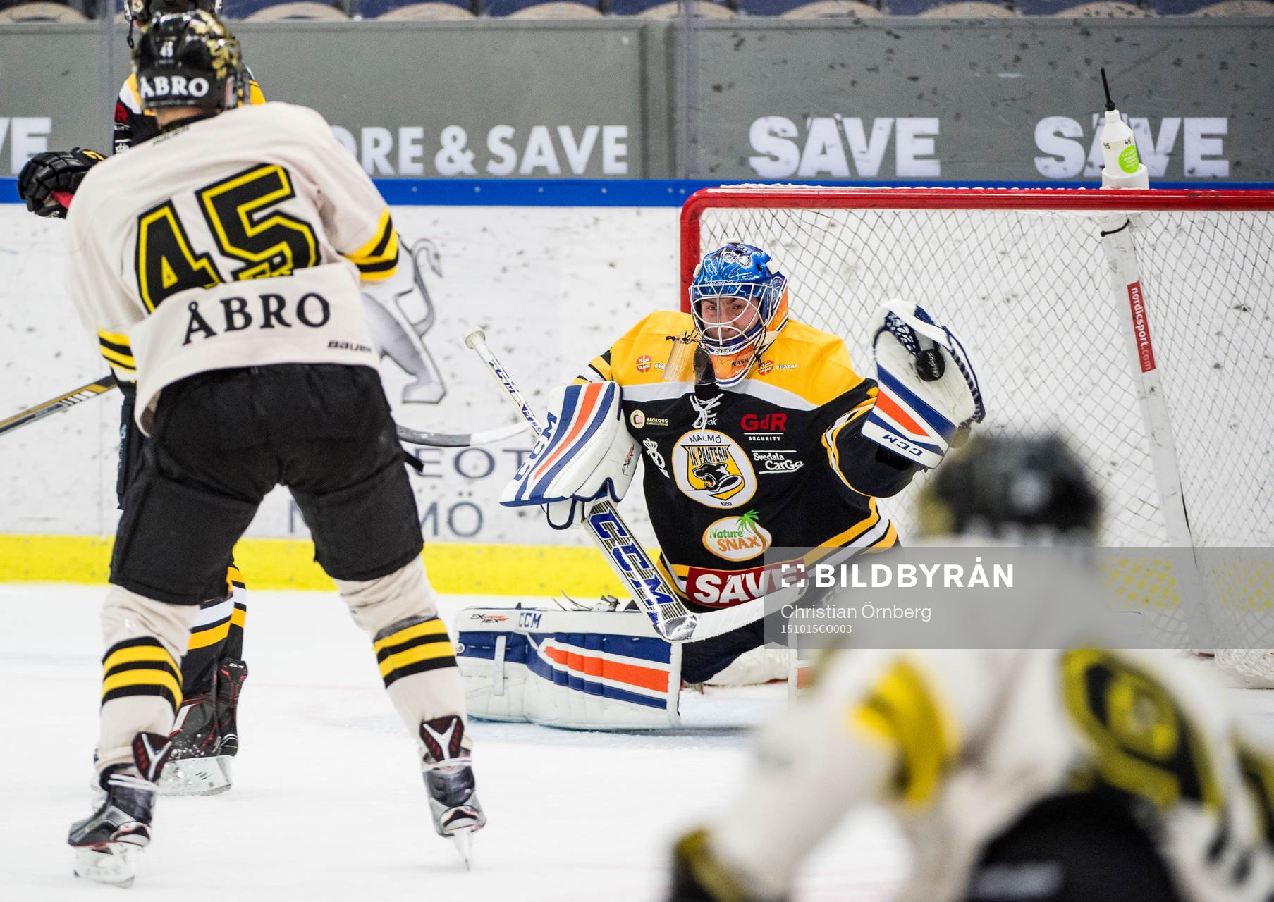 Panterns målvakt Viktor Andrén plockar pucken framför