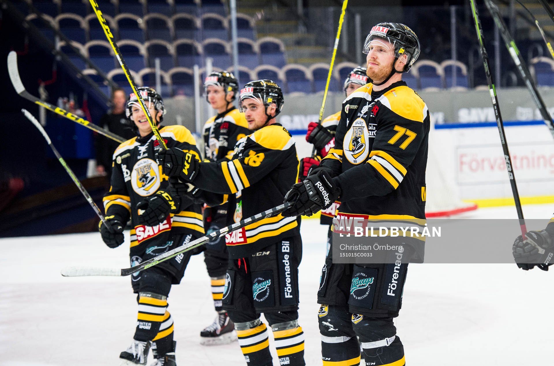 Panterns Patrik Magnusson jublar med lagkamraterna