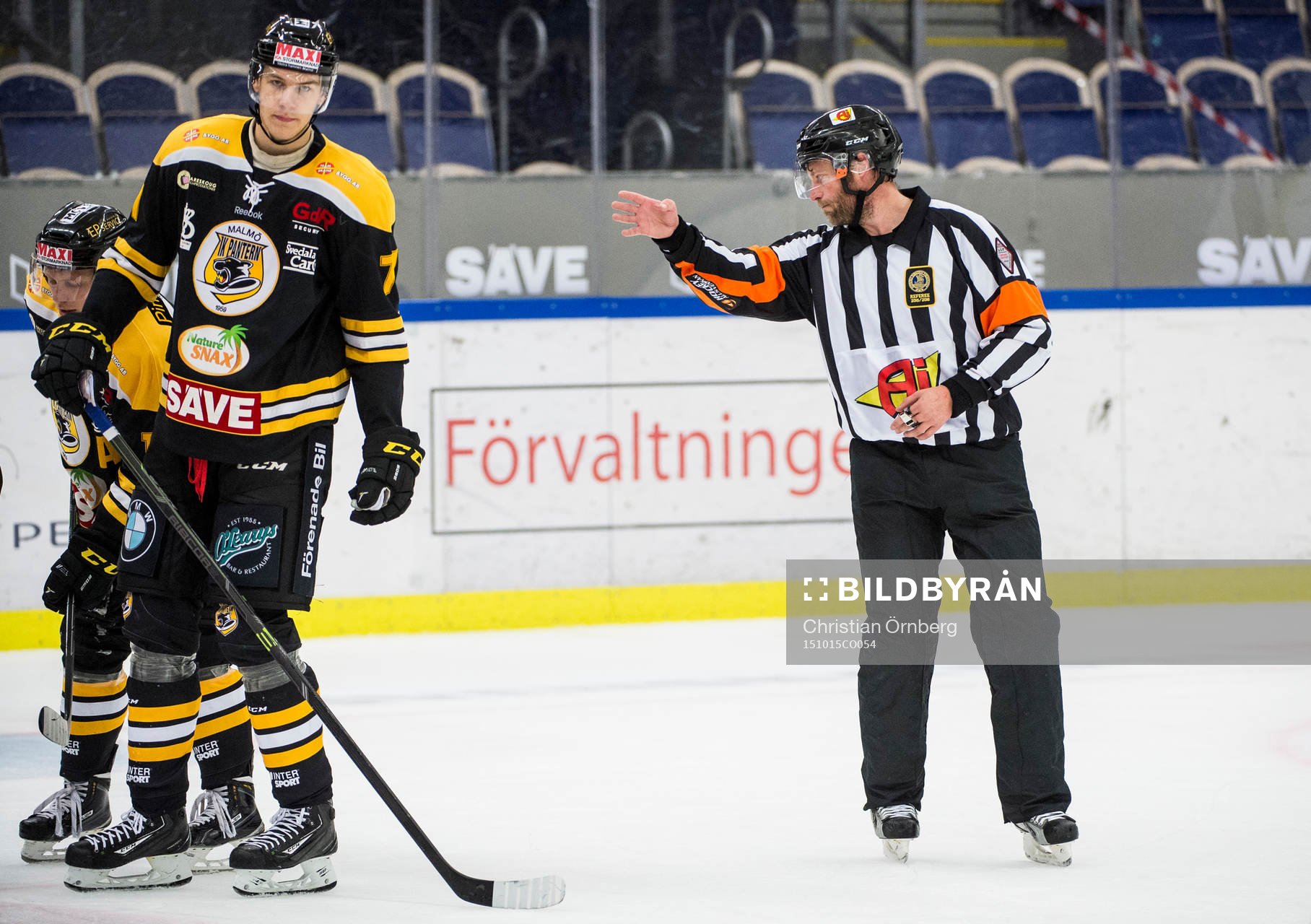 Domaren Robin Karlsson pekar med hela handen mot Panterns