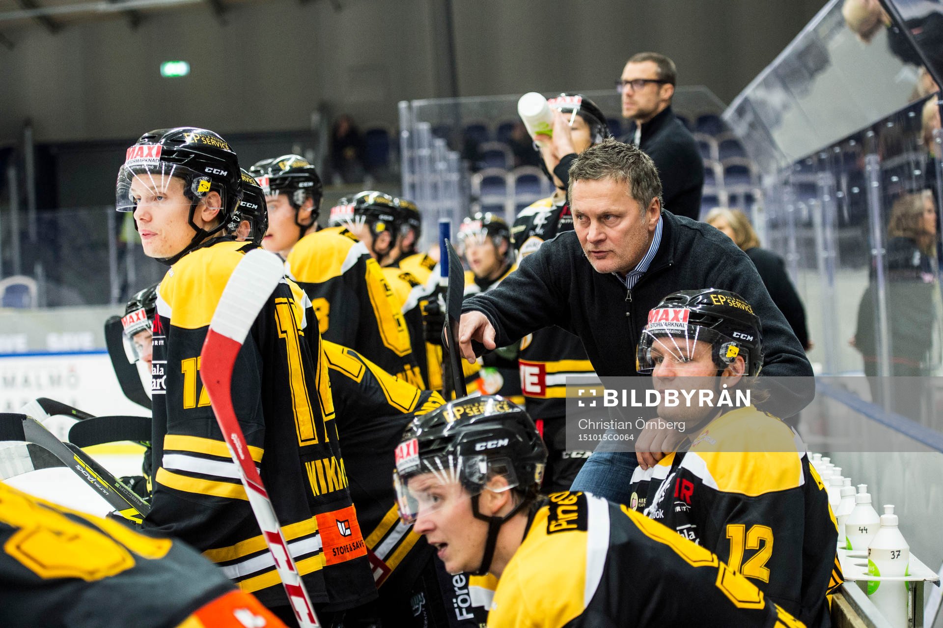 Panterns tränare Stephan Lundh pratar med Robin Dahse