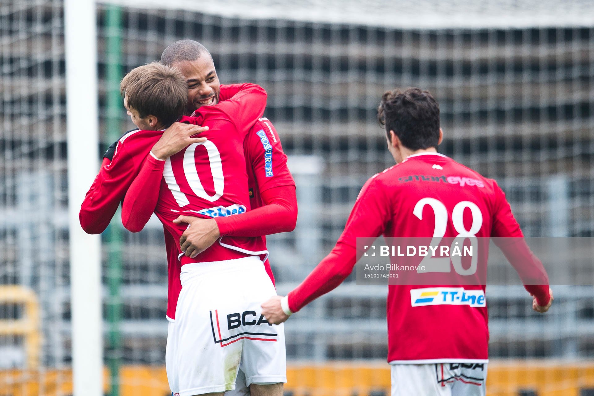 Trelleborgs Salif Camara Jönsson gratulerar Zoran Jovanovic