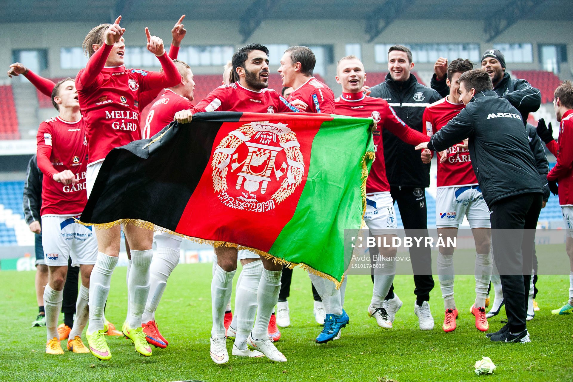 Trelleborgs spelare med Trelleborgs flagga