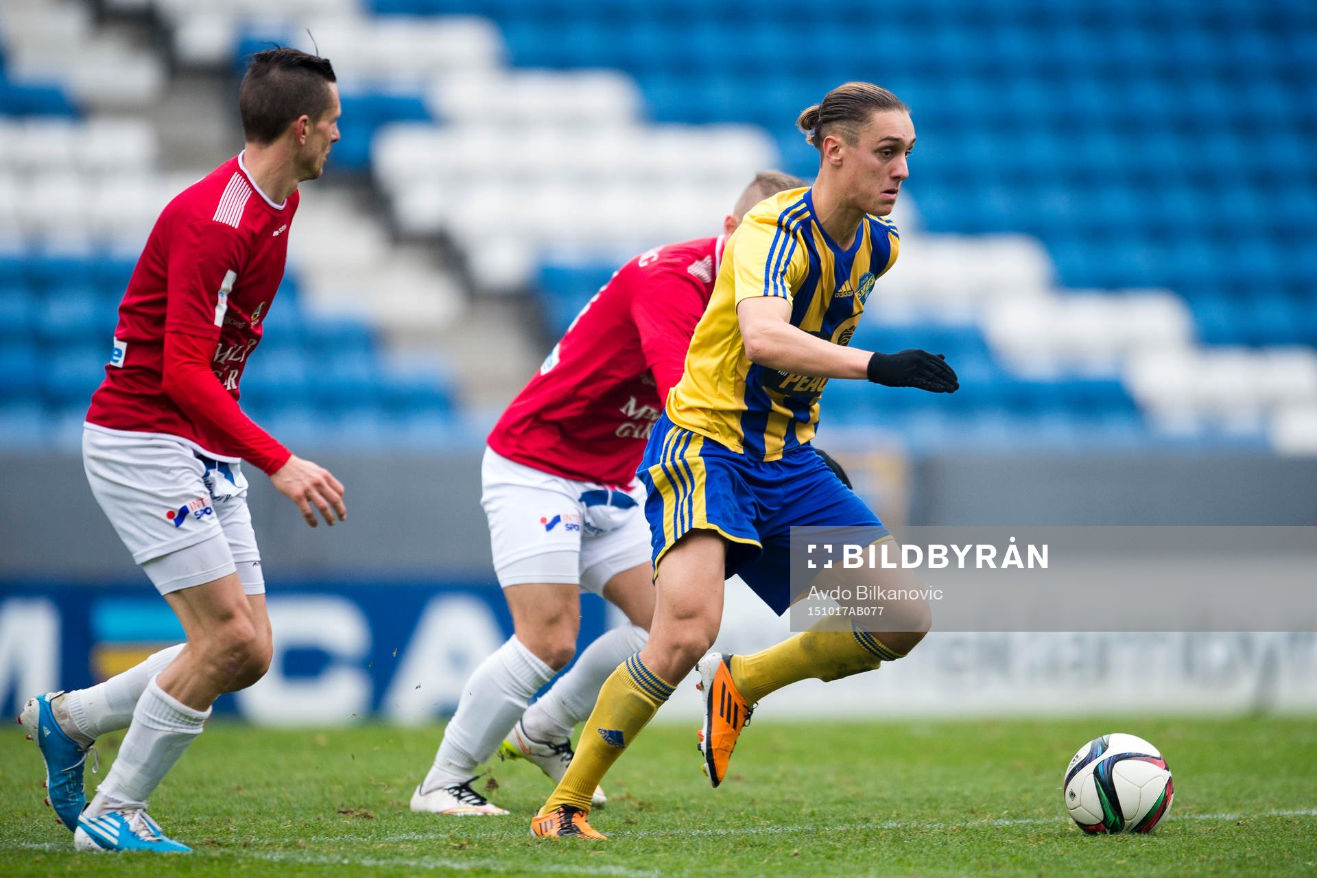 Trelleborgs Kristian Haynes jagar Eskilsminnes Jonathan Levi under fotbollsmatchen i Div. 1 Södra mellan Eskilsminne IF och Trelleborgs FF den 17 oktober 2015 i Helsingborg