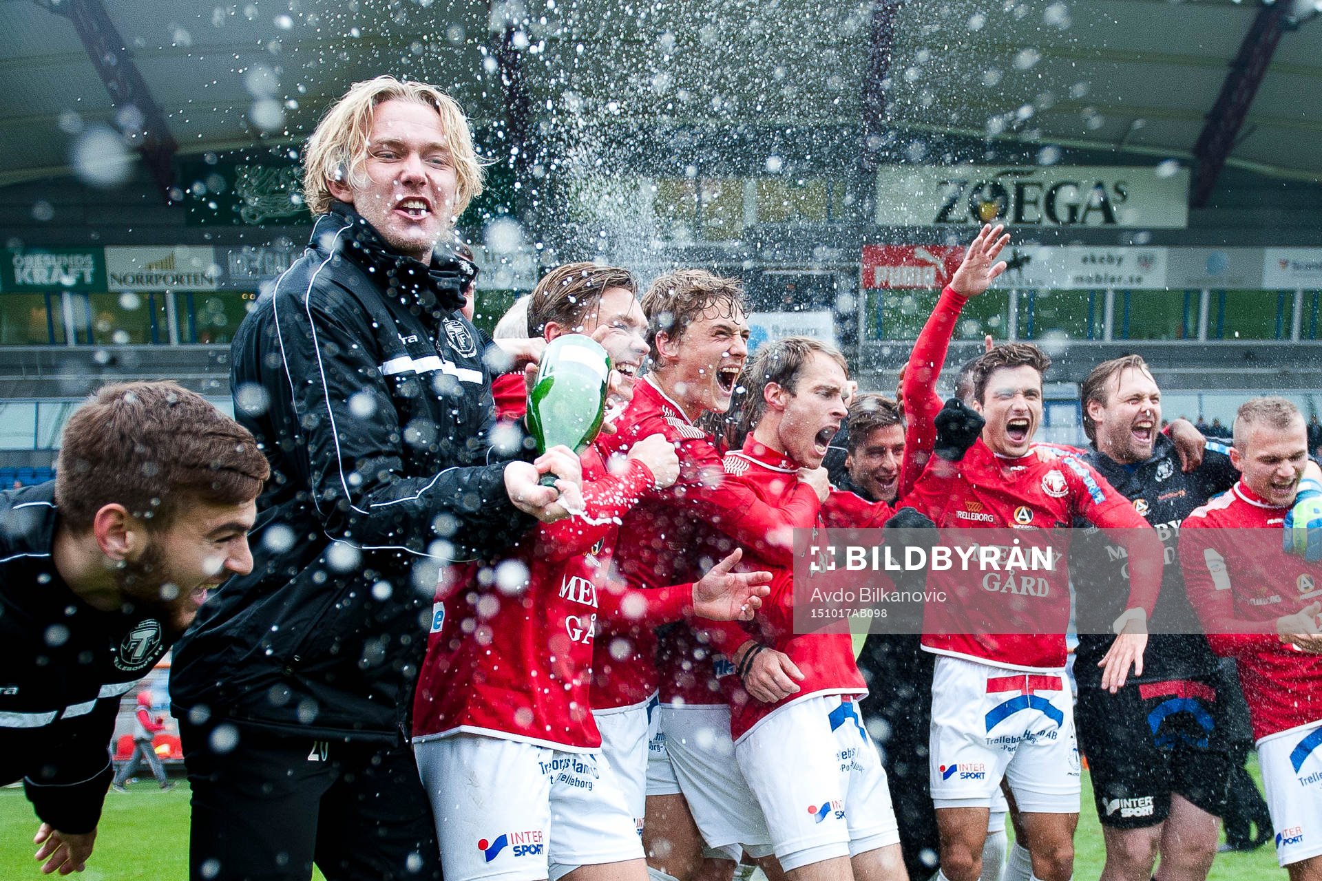 Trelleborgs spelare jublar under fotbollsmatchen i Div. 1 Södra mellan Eskilsminne IF och Trelleborgs FF den 17 oktober 2015 i Helsingborg.