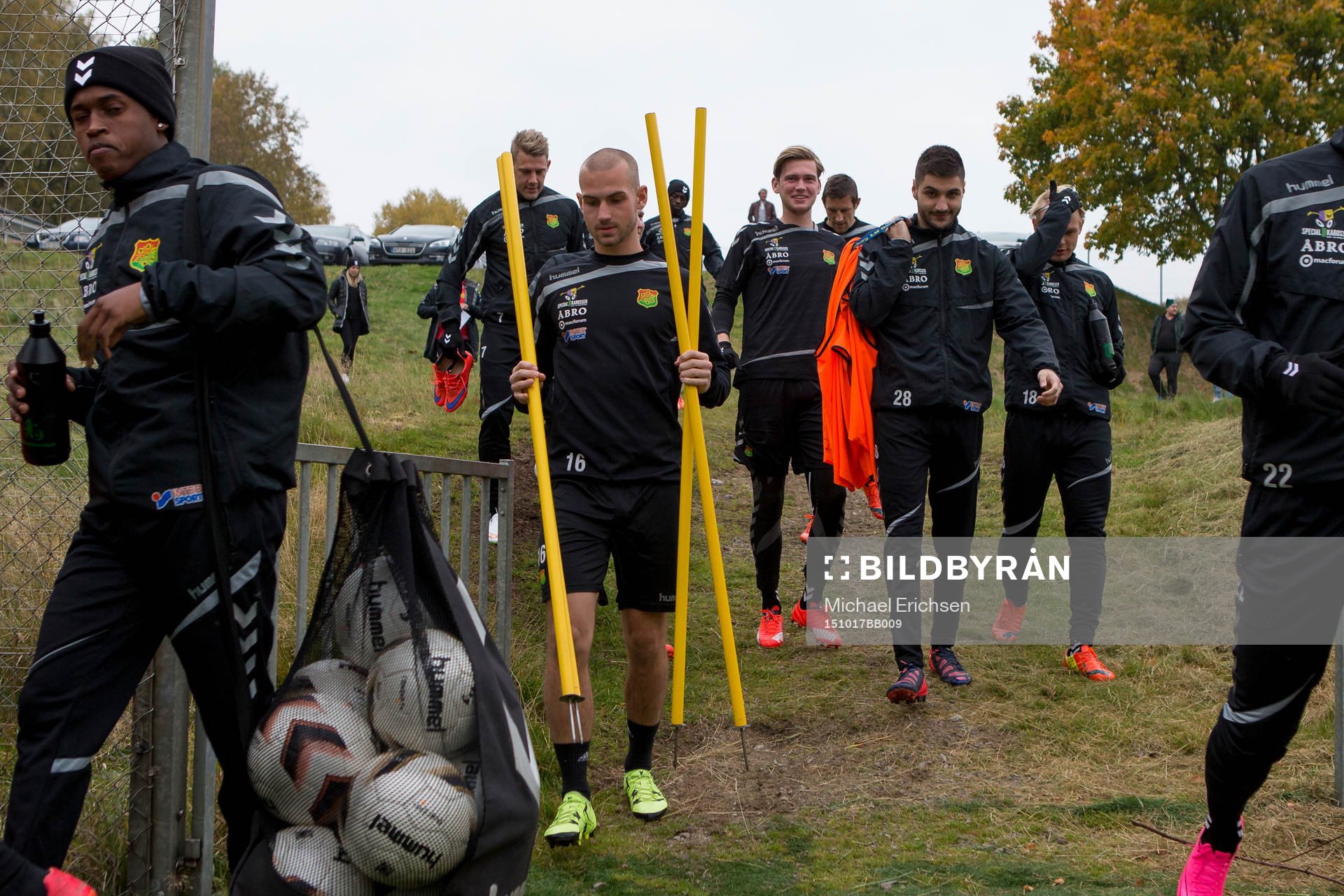 GAIS spelare på väg in till planen för en
