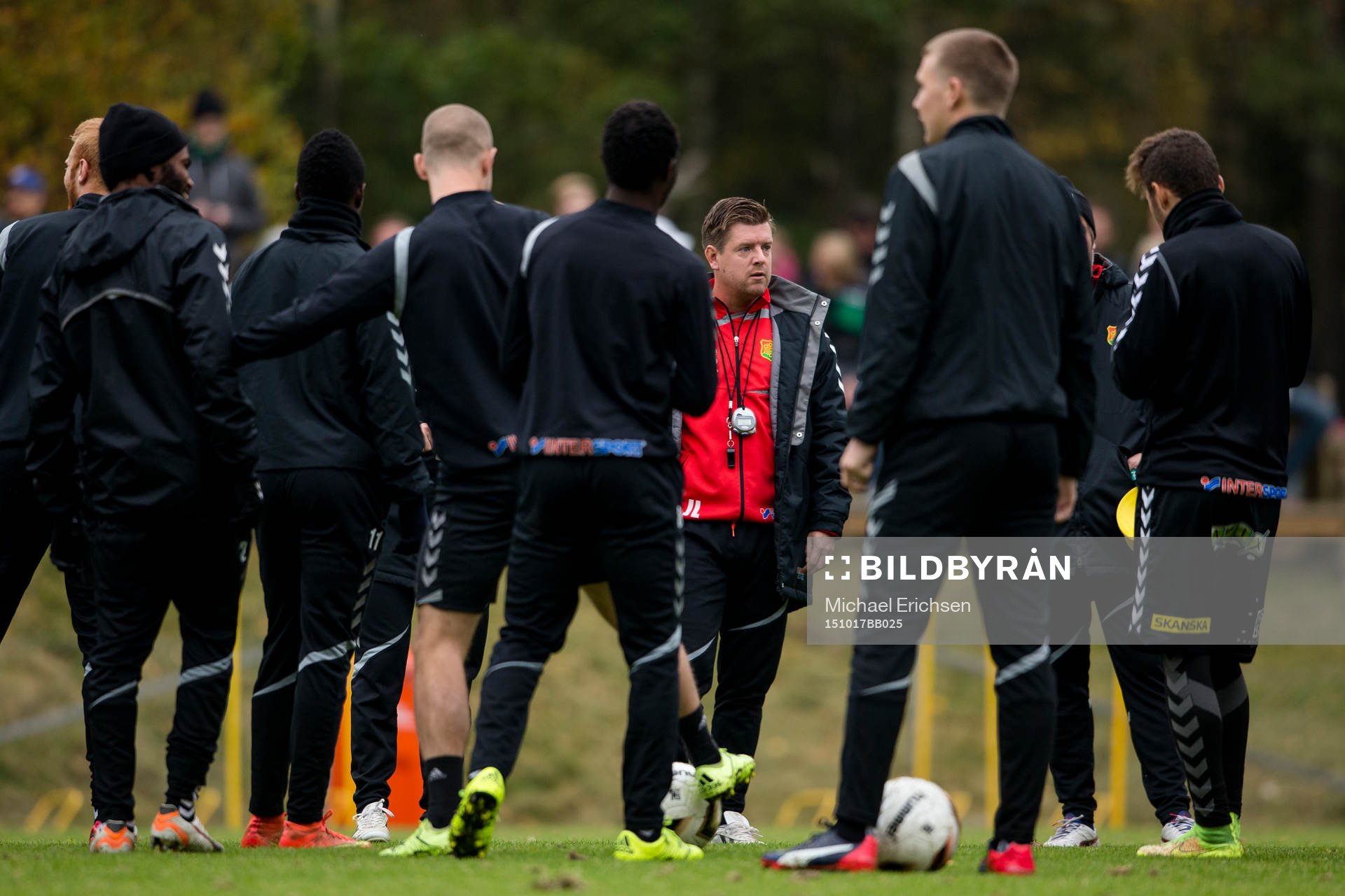 GAIS tränare Jesper Ljung instruerar