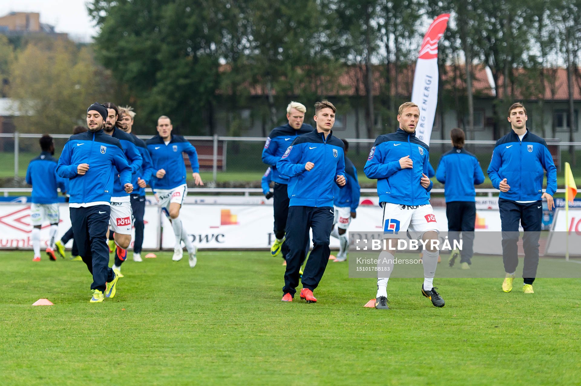 Sirius värmer upp före fotbollsmatchen i Superettan