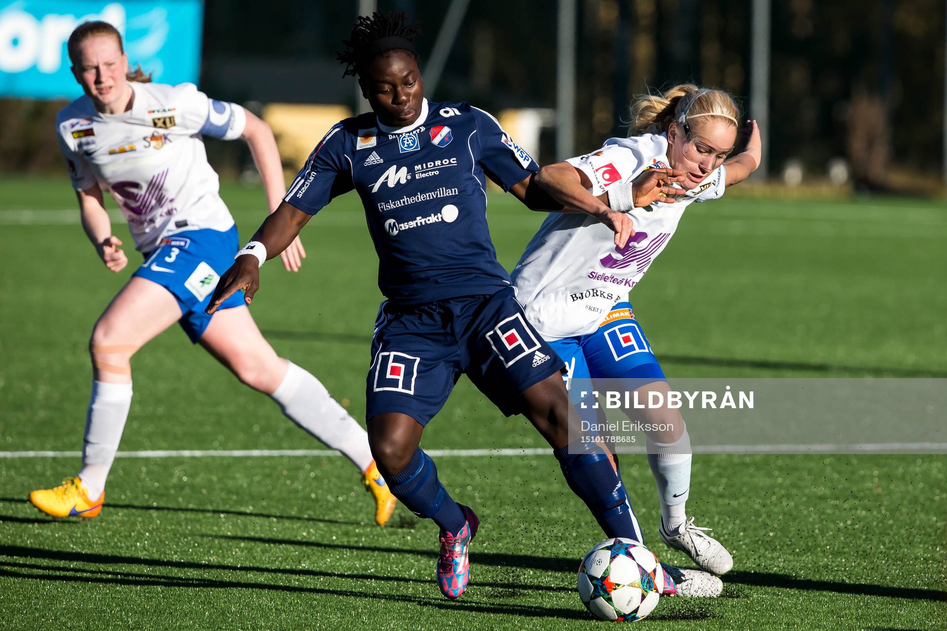 Kvarnsvedens Tabitha Chawinga i kamp om bollen med Sunnanå