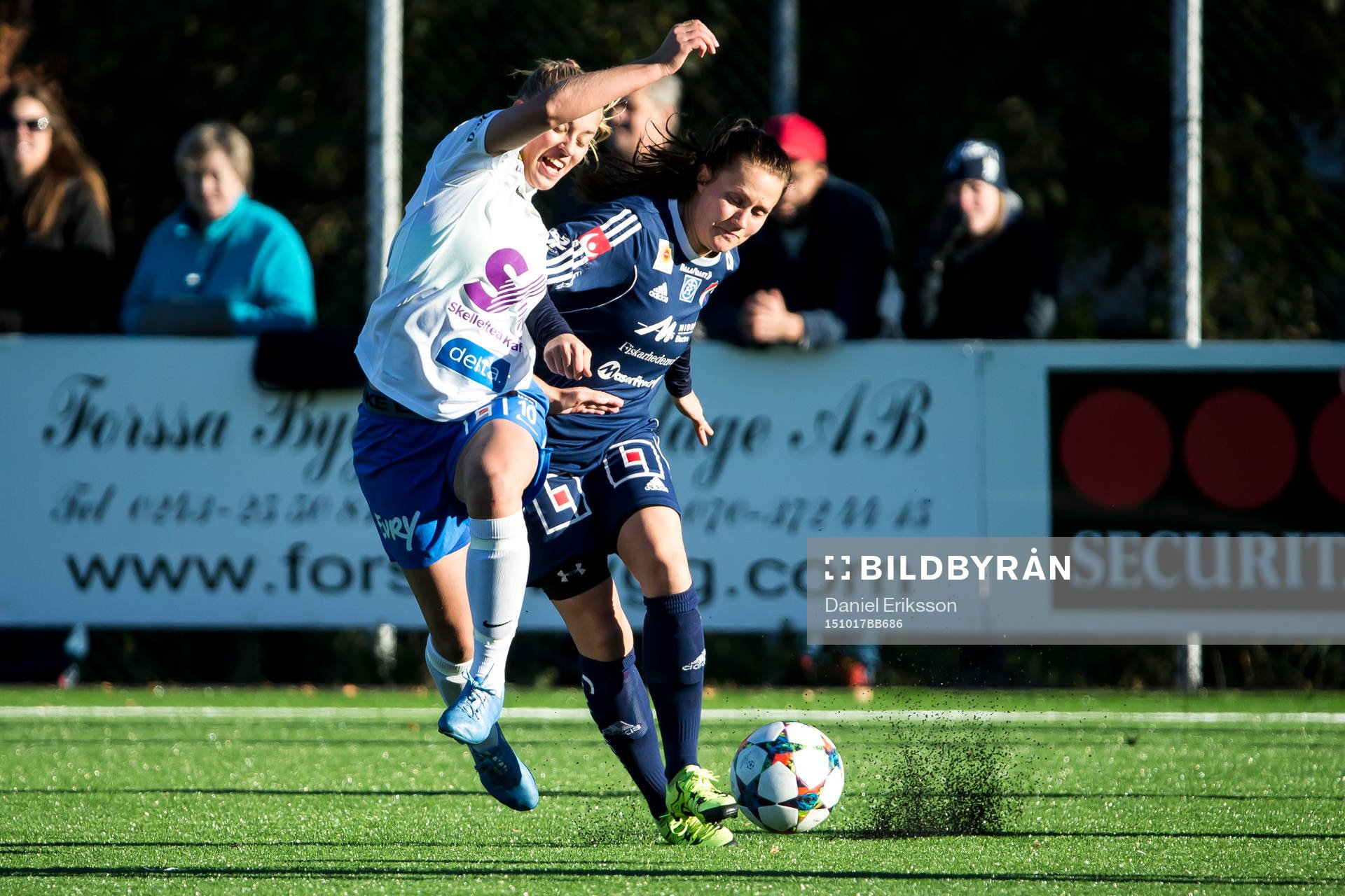 Sunnanå Christine Tjärnlund ikapp om bollen med