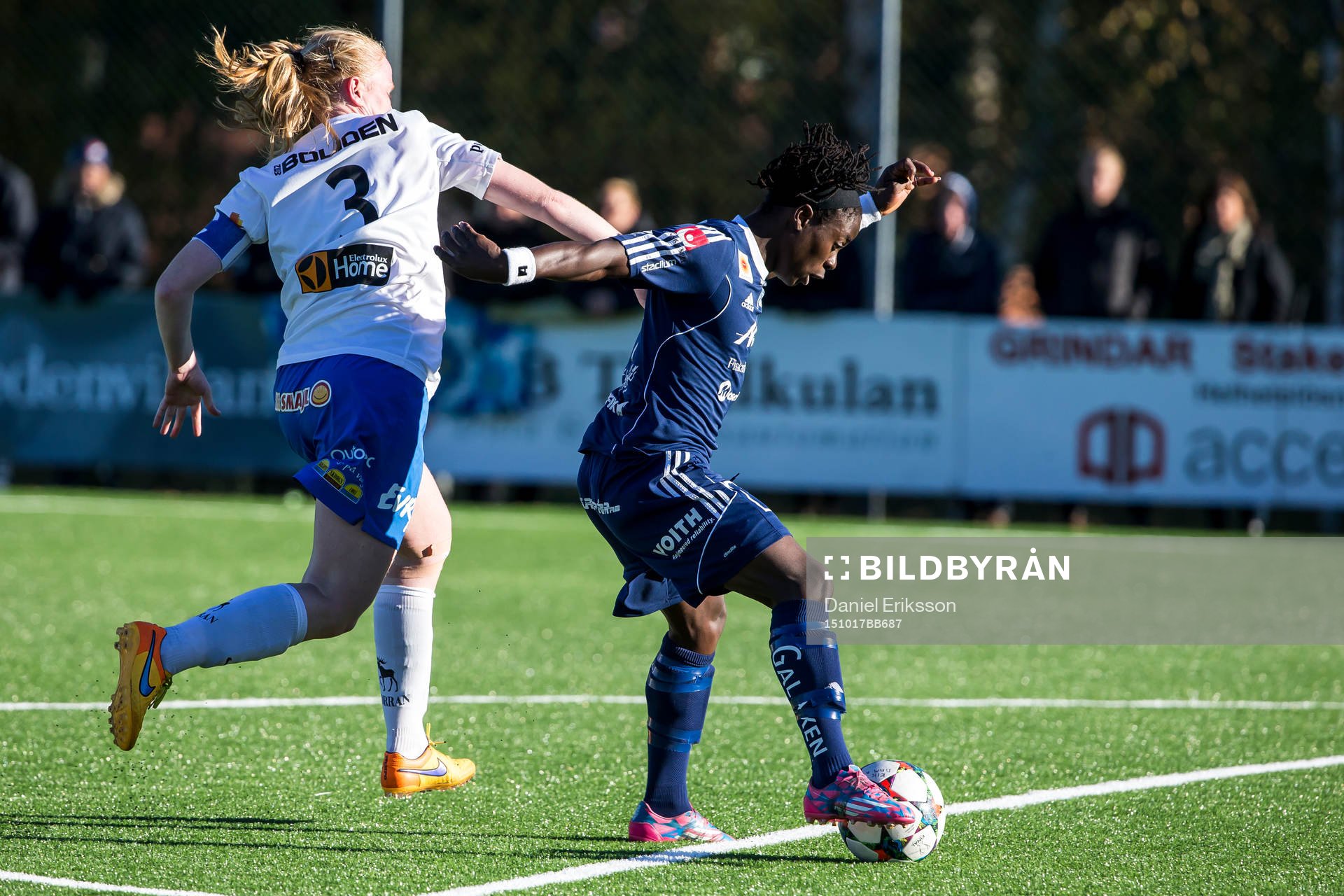 Kvarnsvedens Tabitha Chawinga  jagas av Sunnanå Frida