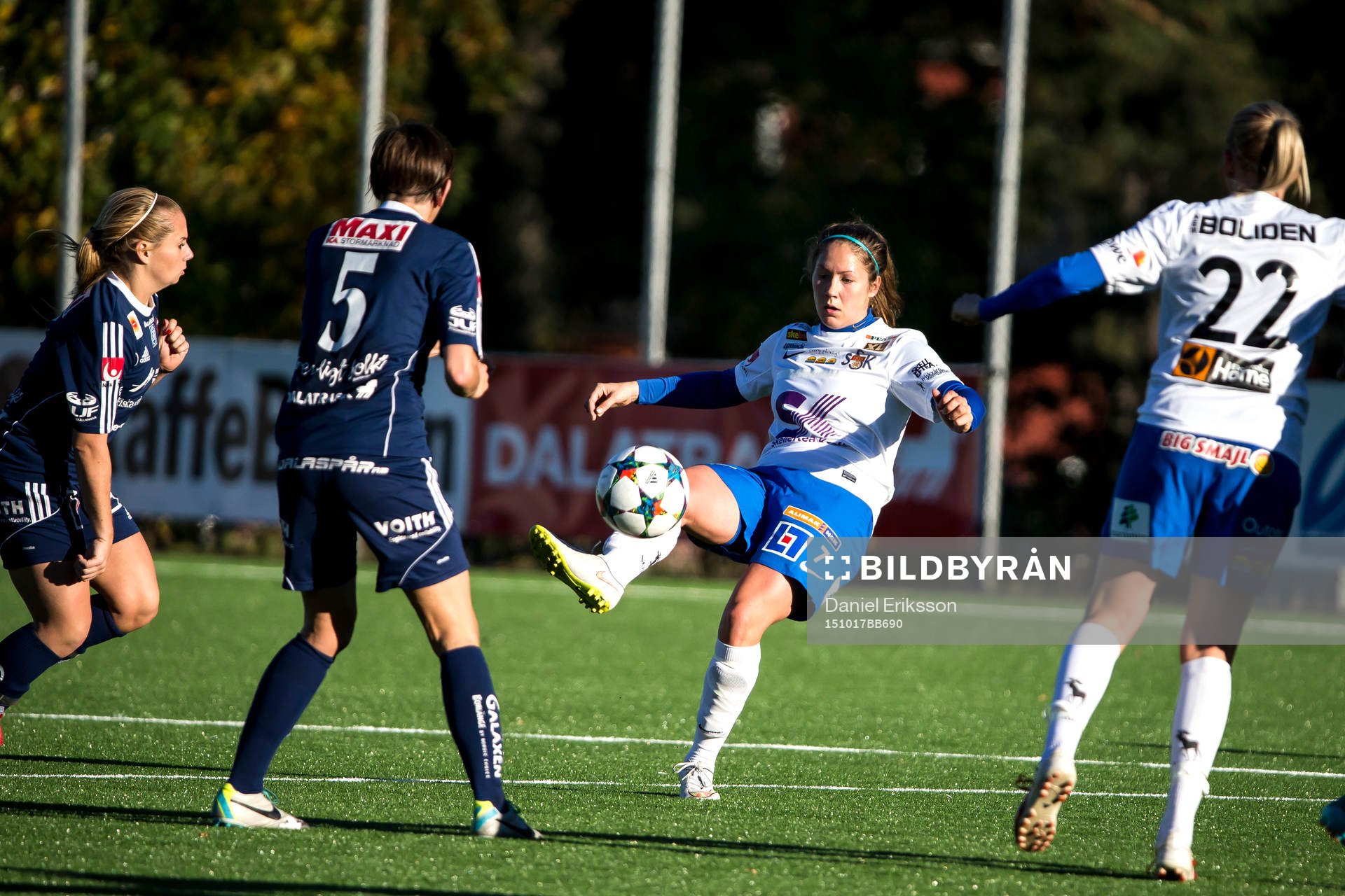 Sunnan√Ç Michelle WÀÜrner  med bollen Kvarnsvedens