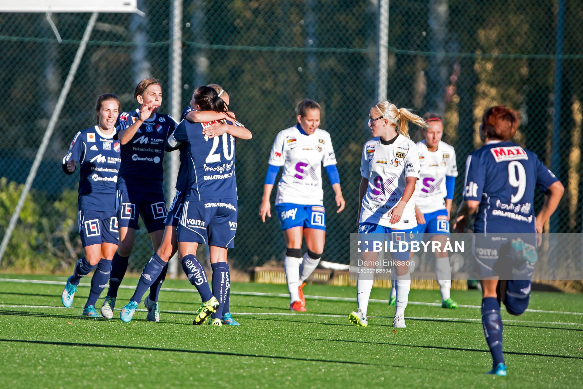 Kvarnsvedens spelare jublar efter kvittering 2-2 i fotbollsmatchen i elitettan mellan Kvarnsveden och Sunnan den 17 oktober 2015 i Borl‰nge.