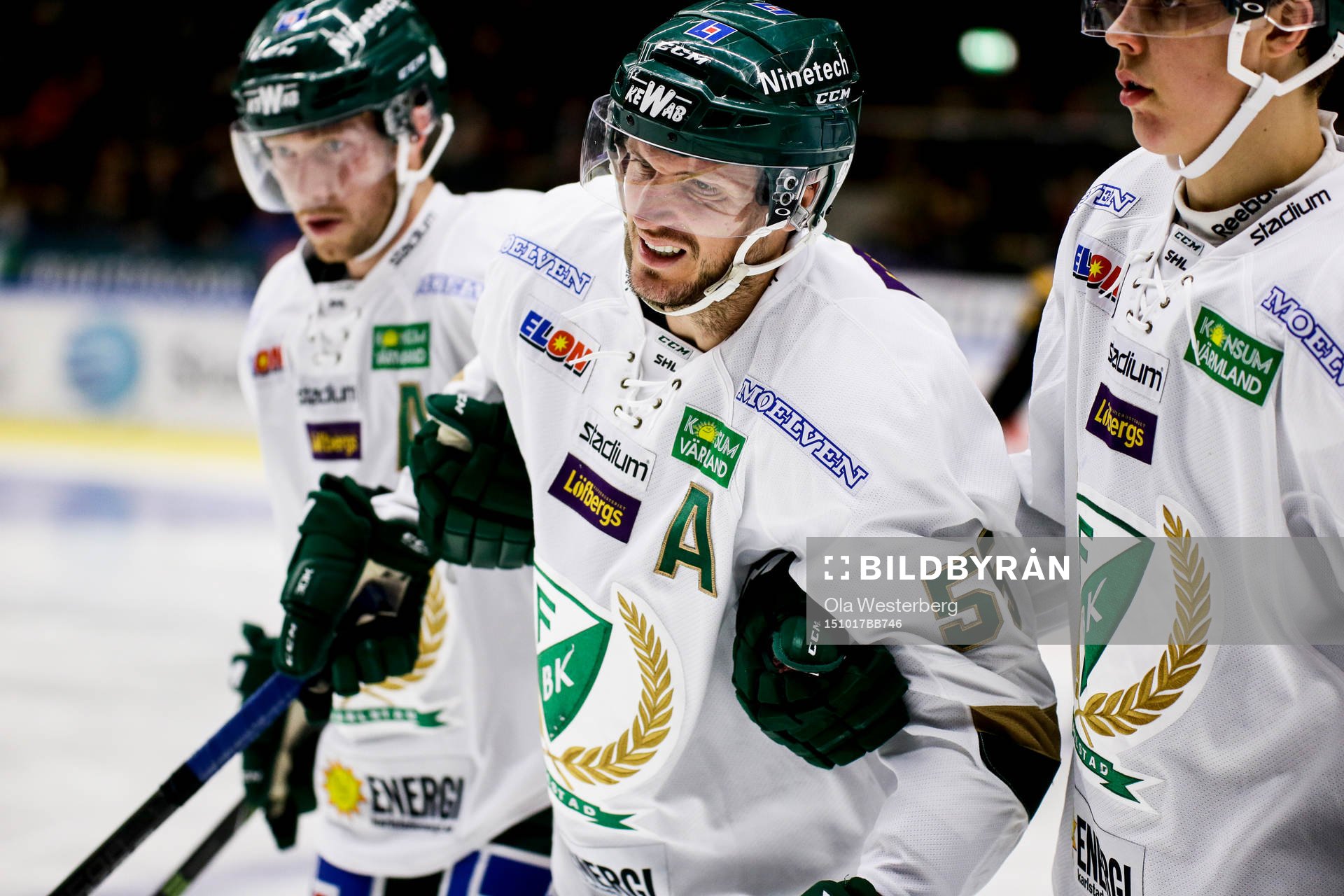 Färjestads Ole-Kristian Tollefsen får hjälp av isen