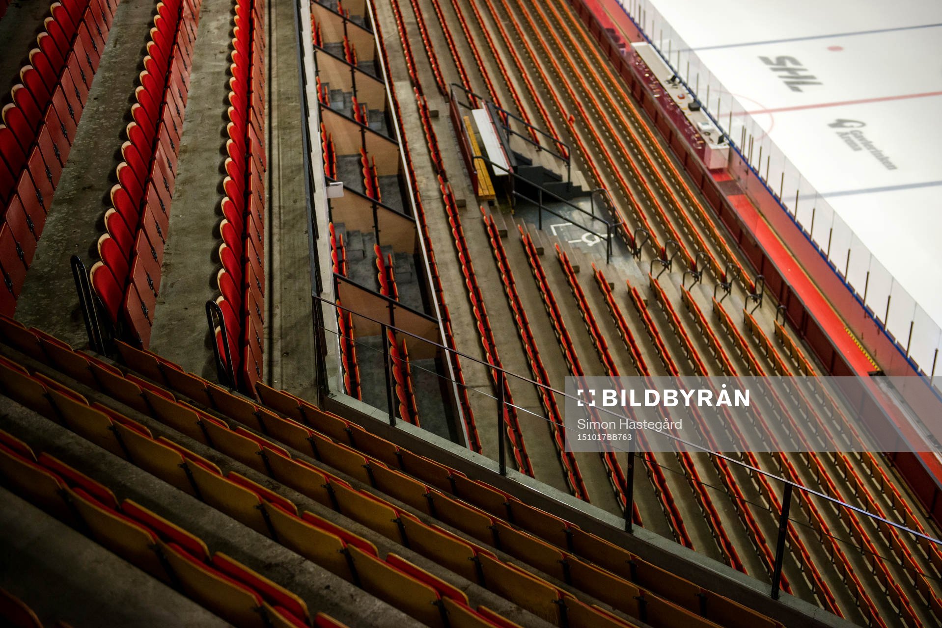 Tomma läktarplatser inne på Gavlerinken Arena före