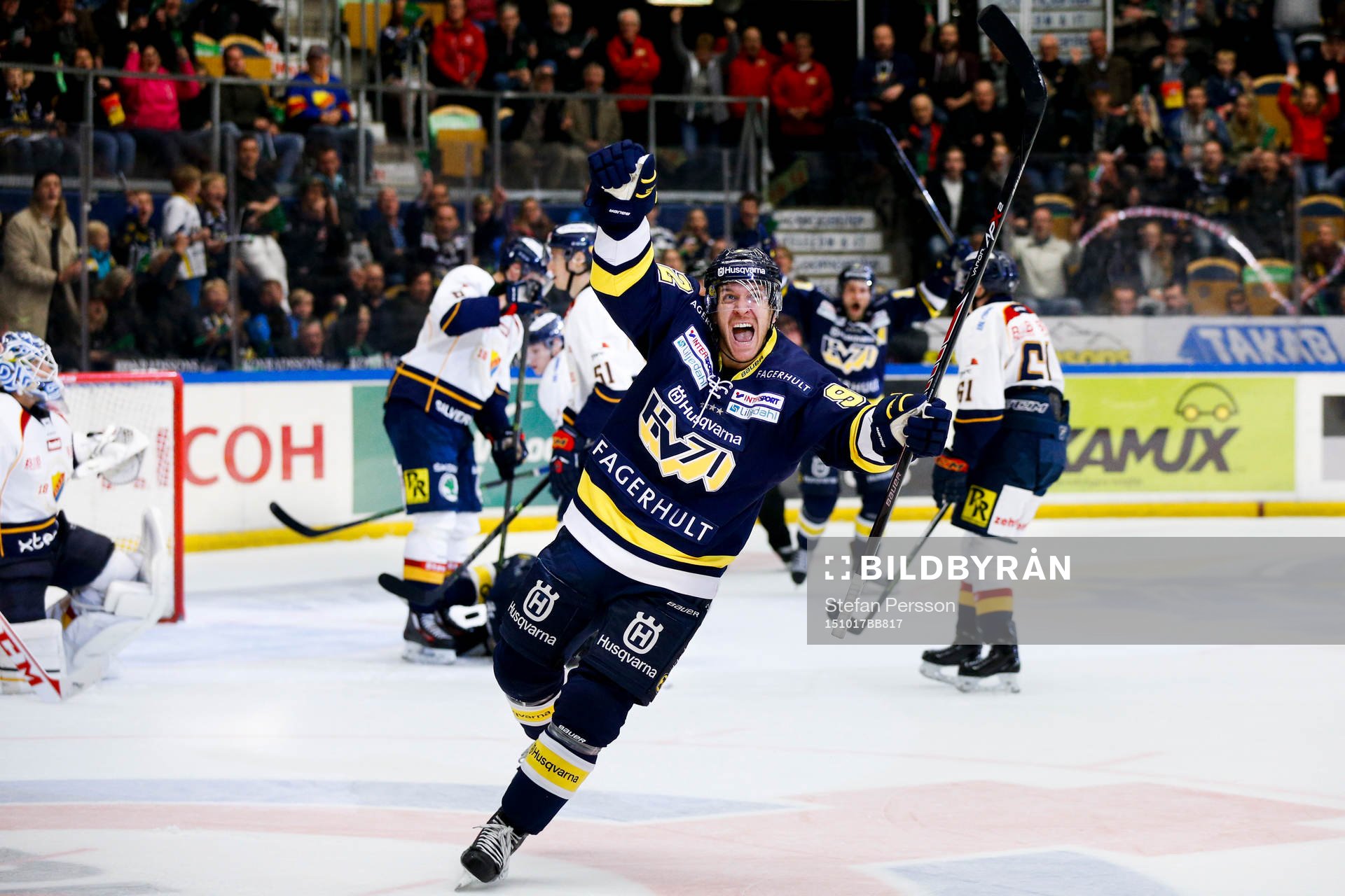 s Teemu Laine jublar