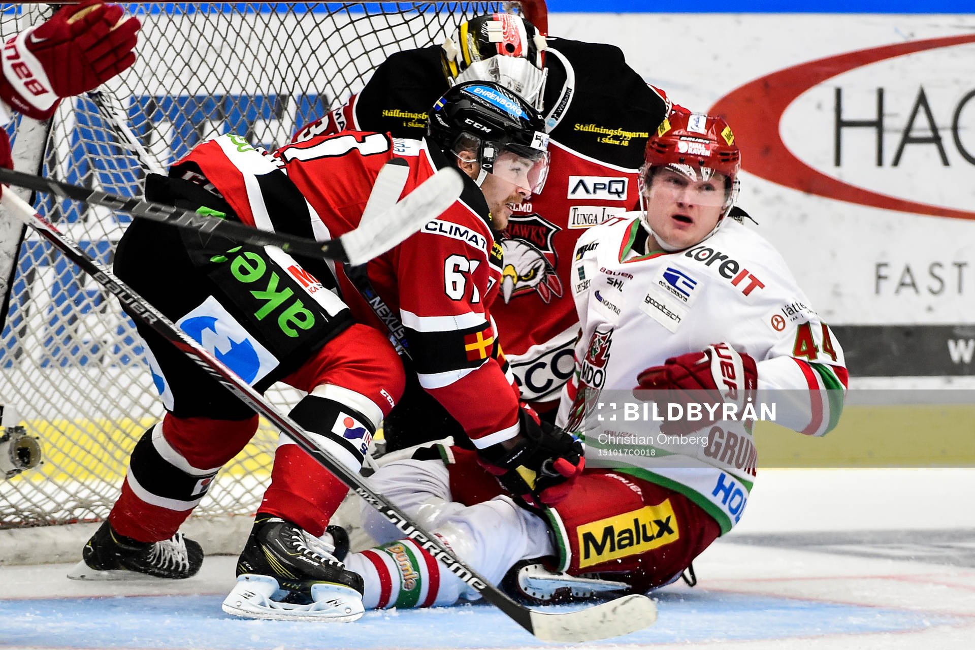 Modos Carl Grundström framför Malmö Redhawks Nicklas