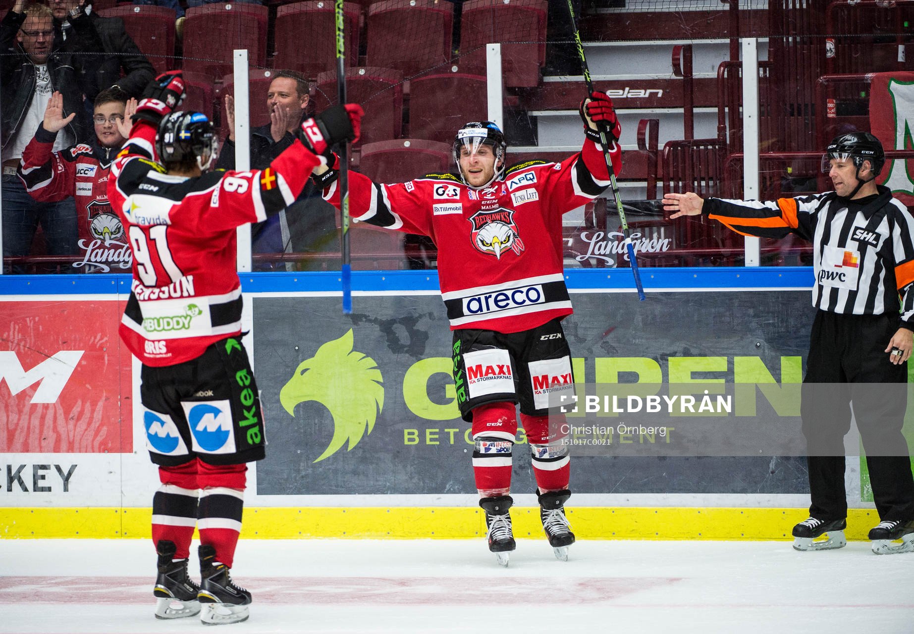 Malmö Redhawks Björn Svensson och Frederik Storm jublar