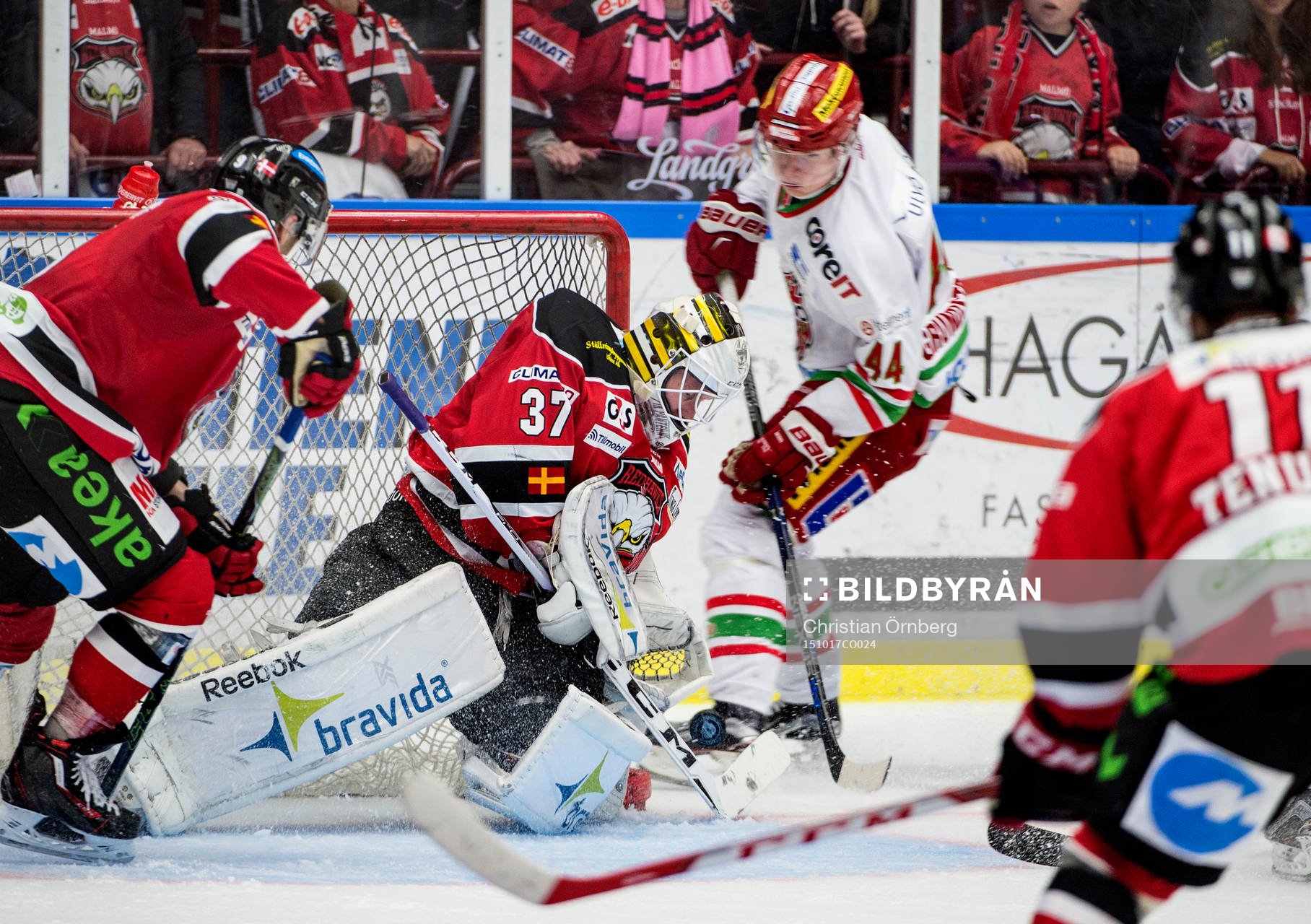 Modos Carl Grundström mot Malmö Redhawks målvakt Jonas