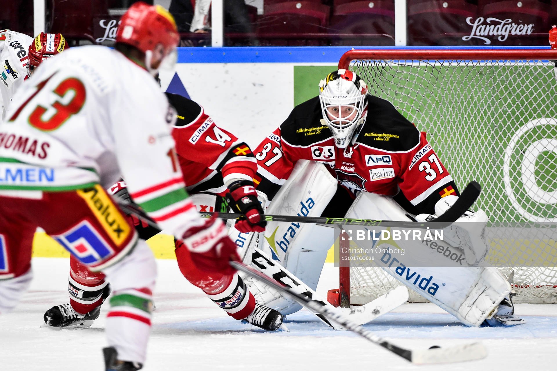 Modos Bill Thomas skjuter mot Malmö Redhawks målvakt