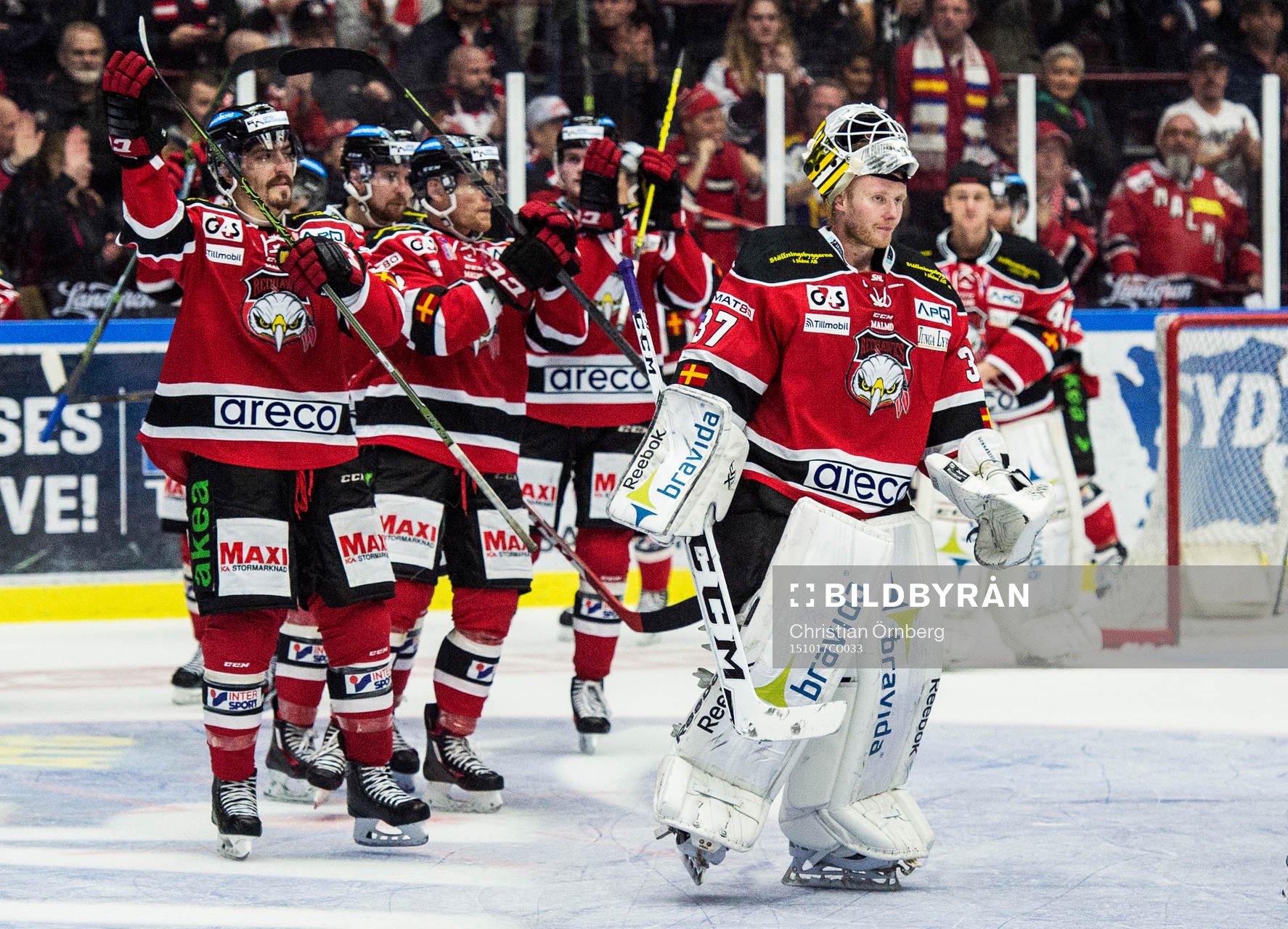 Malmö Redhawks målvakt Jonas Gunnarsson jublar med