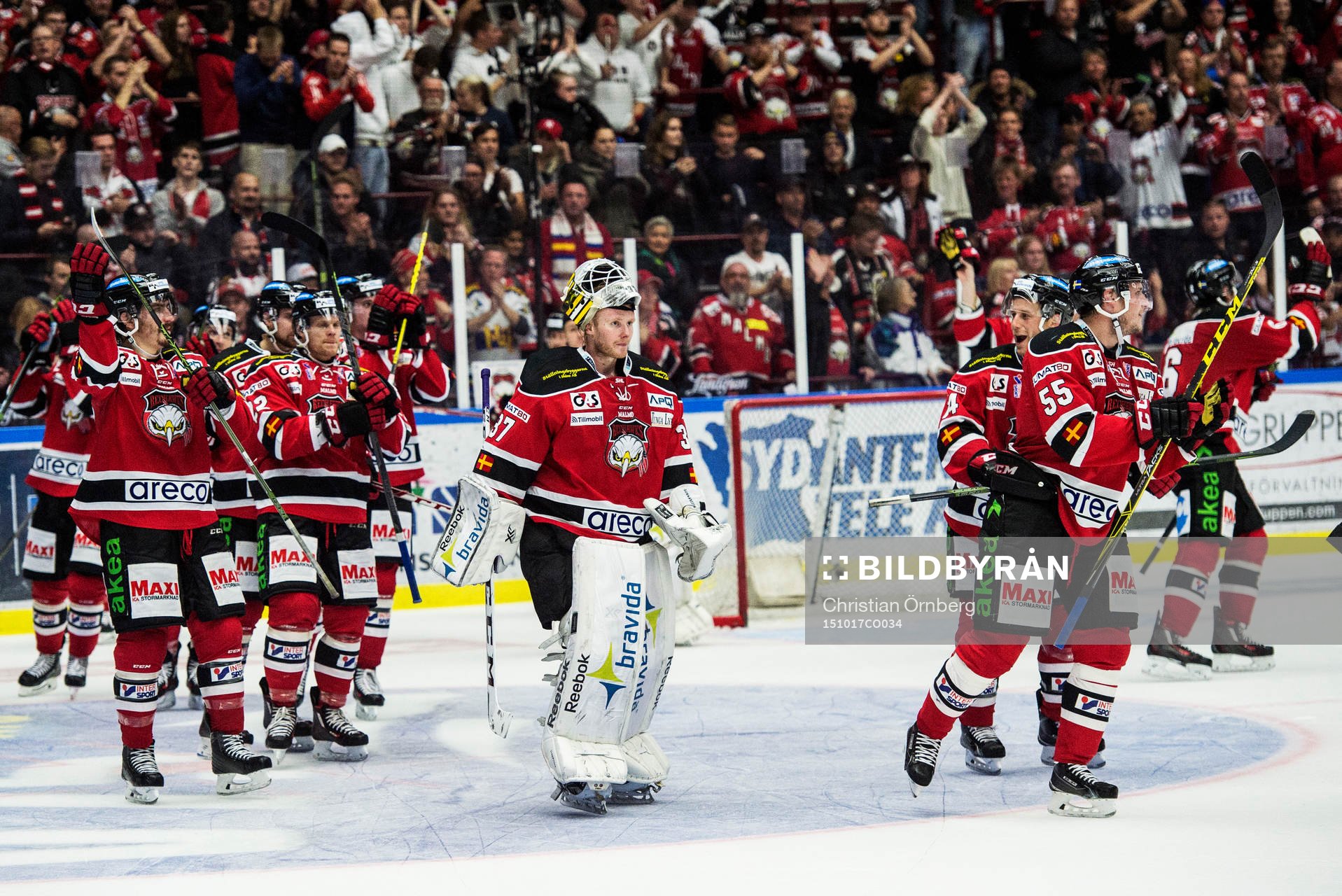 Malmö Redhawks målvakt Jonas Gunnarsson jublar med