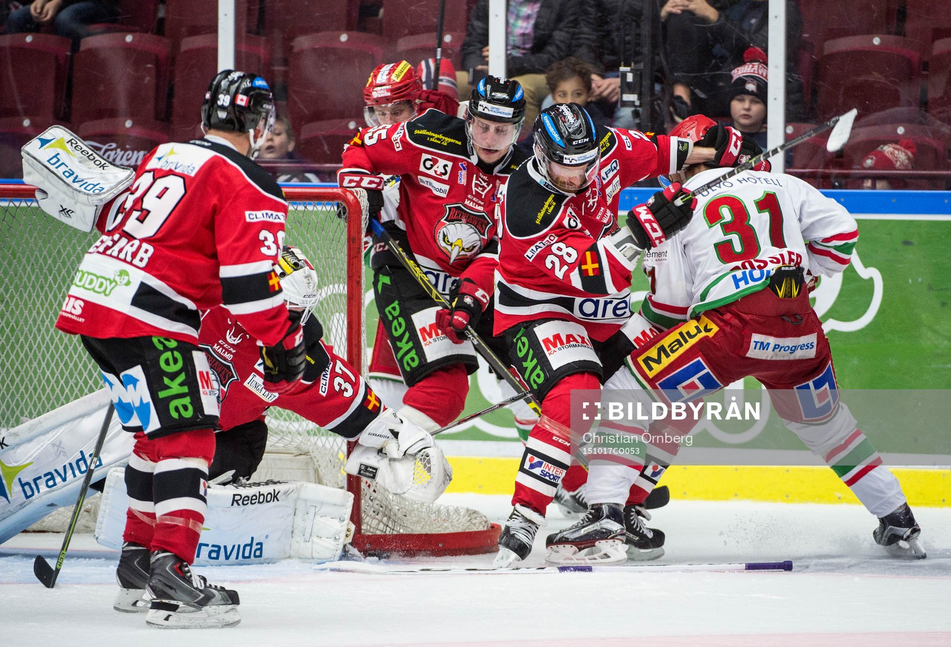 Malmö Redhawks målvakt Jonas Gunnarsson får hjälp av