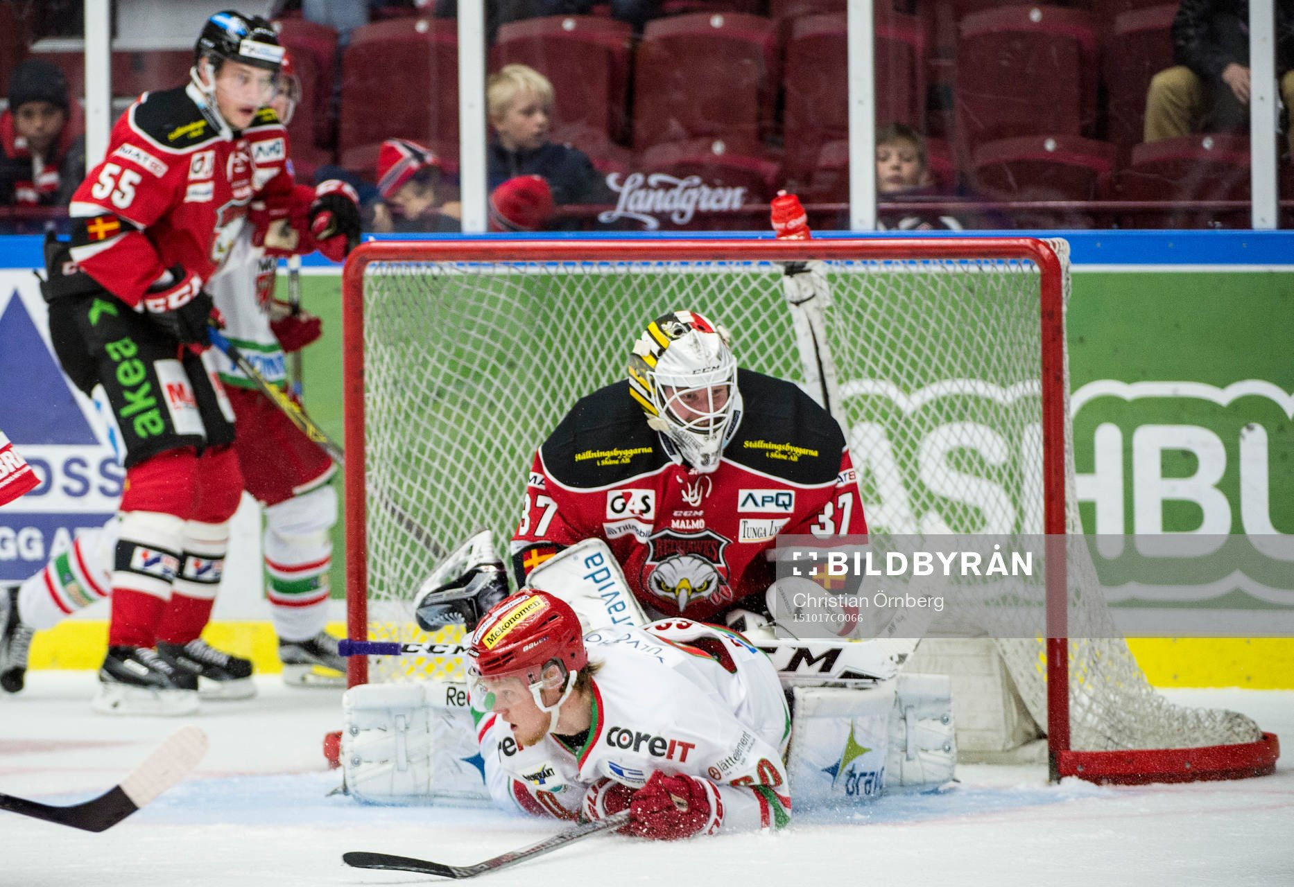 Malmö Redhawks målvakt Jonas Gunnarsson i närkam med
