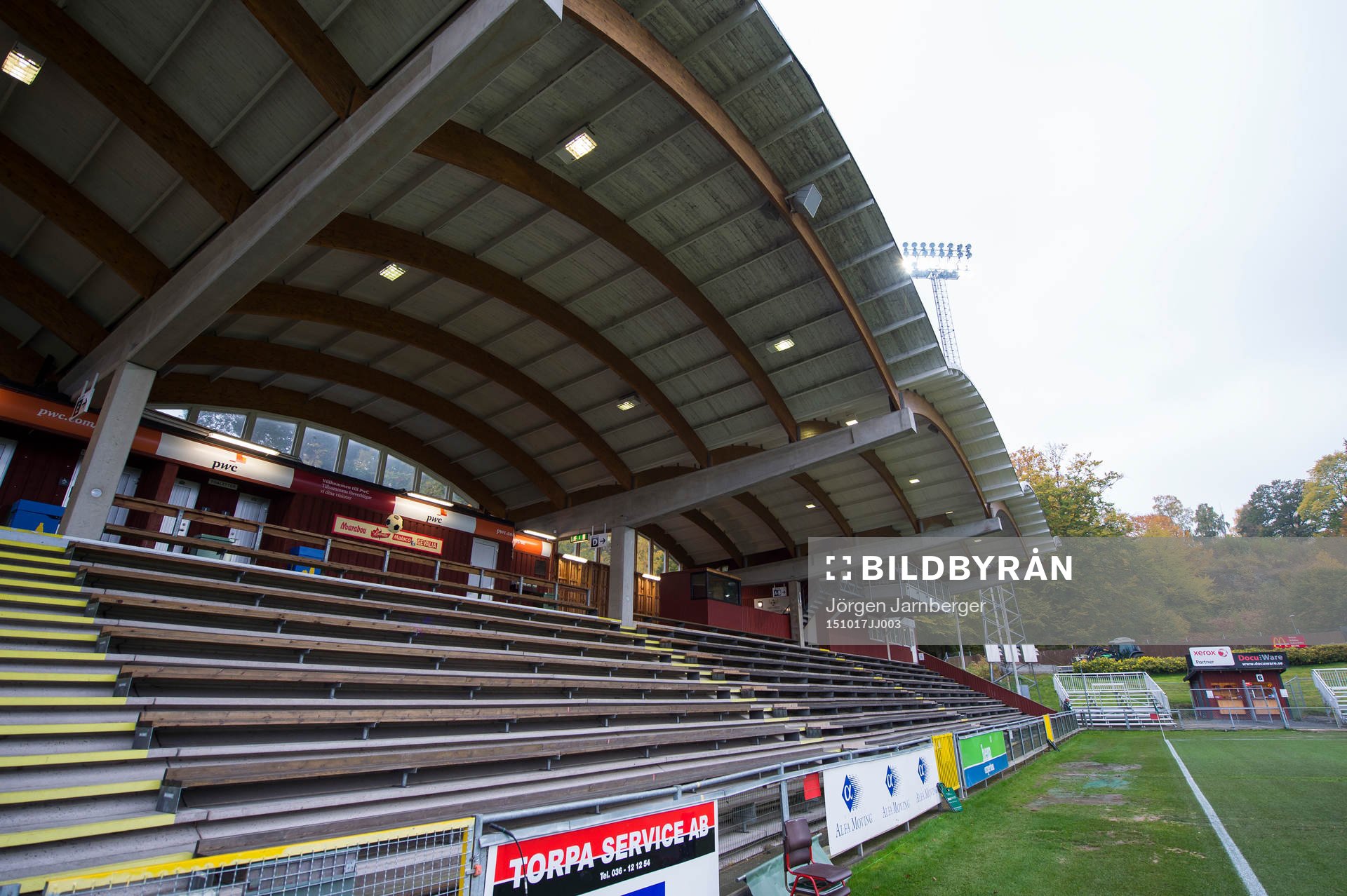 Läktare på Stadsparksvallen innan en fotbollsmatch i