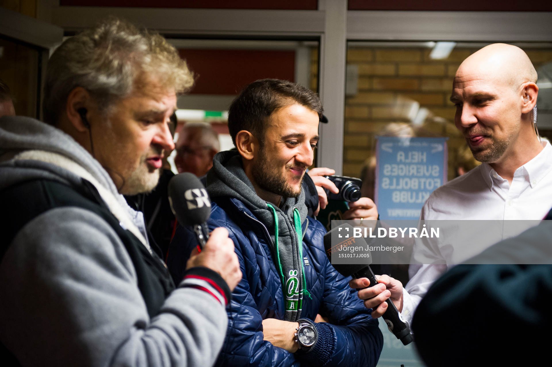 Jönköpings Robert Gojani ser Varberg göra 1-1 på TV och