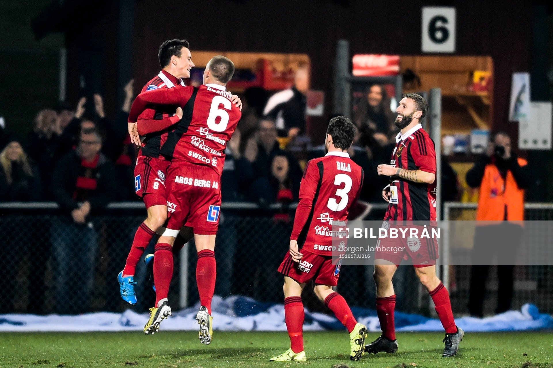 Östersunds spelare jublar