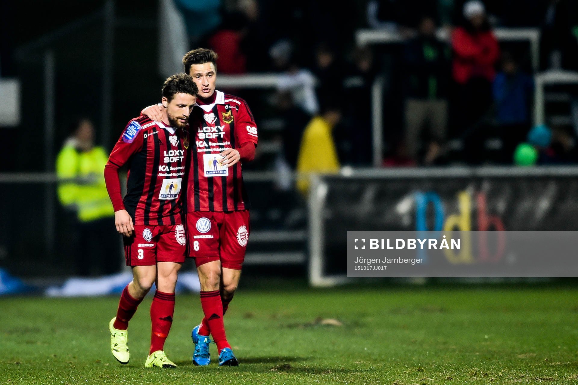 Östersunds Kujtim Bala och Jamie Hopcutt jublar
