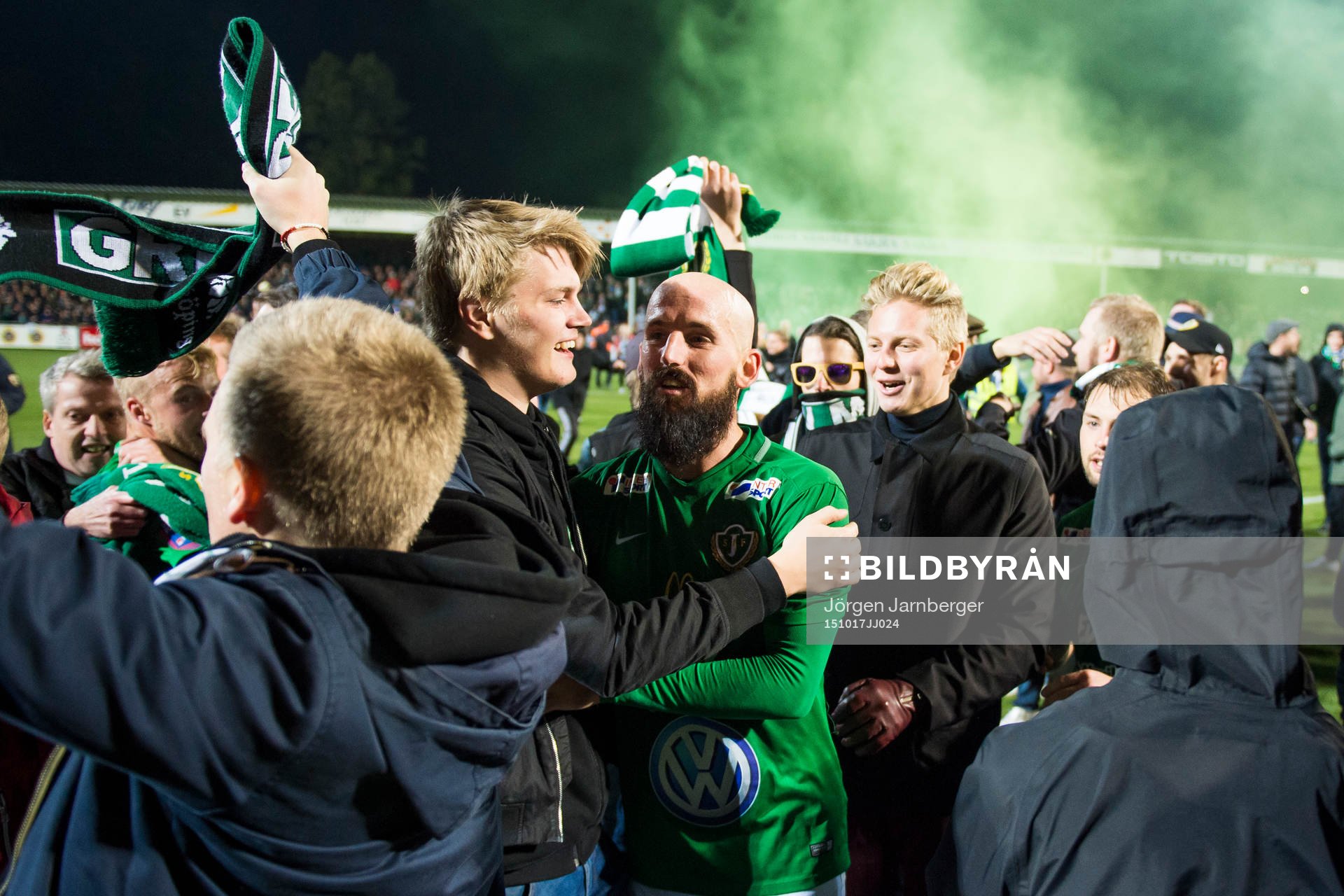 Jönköpings Tobias Nilsson jublar med supportrar