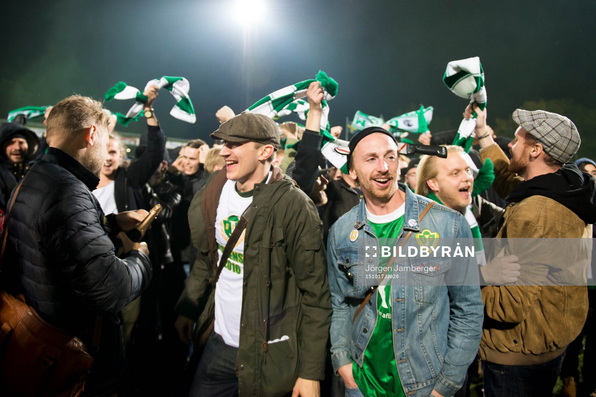 Jönköpings supportrar firar att laget är i Allsvenskan